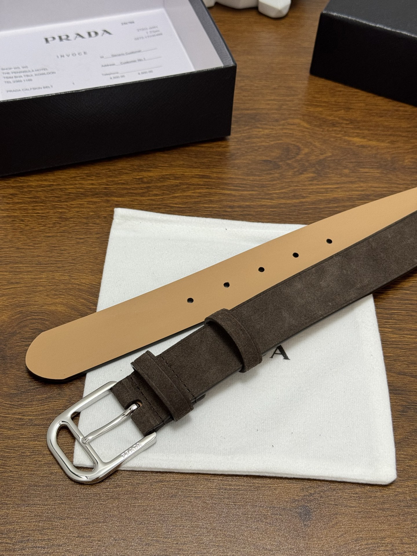 PRADA 3.5cm 颜色：咖啡绒面皮革腰带风格简约之作每个细节都体现出至高的品味和格调整体造型增添优