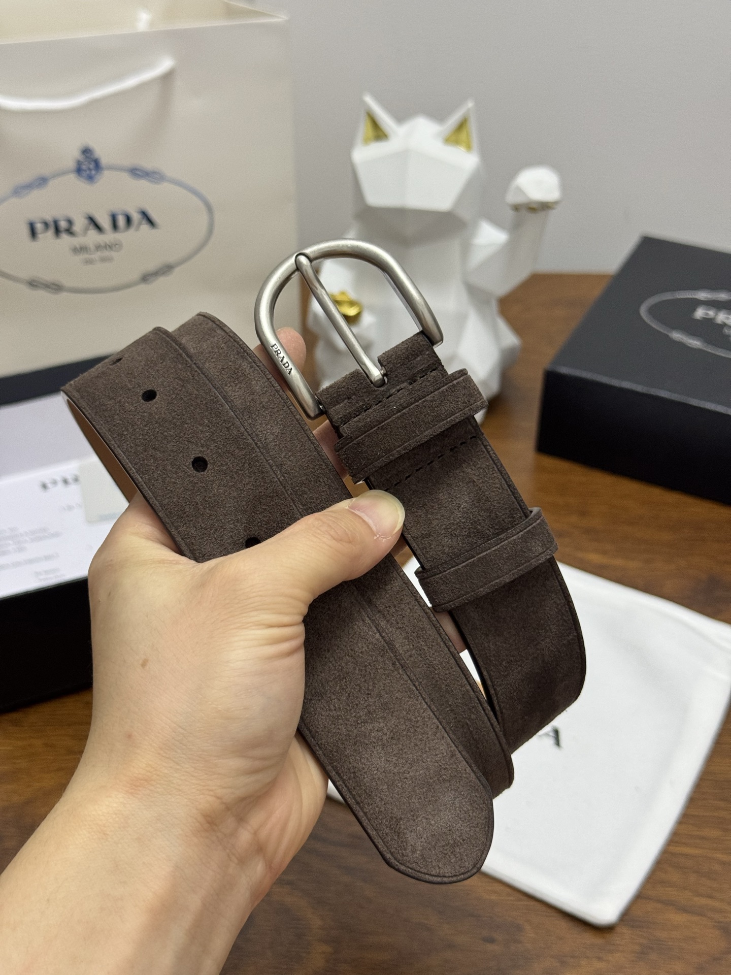 PRADA 3.5cm 颜色：咖啡绒面皮革腰带风格简约之作每个细节都体现出至高的品味和格调整体造型增添优