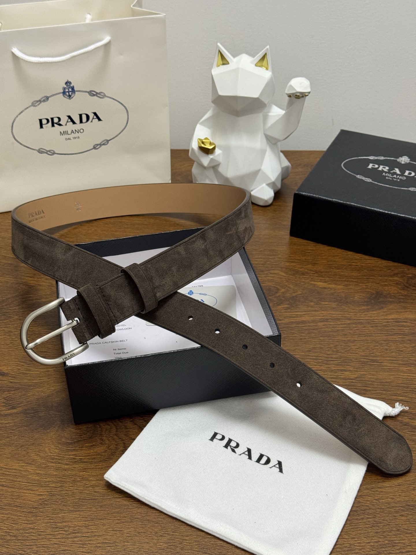 PRADA 3.5cm 颜色：咖啡绒面皮革腰带风格简约之作每个细节都体现出至高的品味和格调整体造型增添优