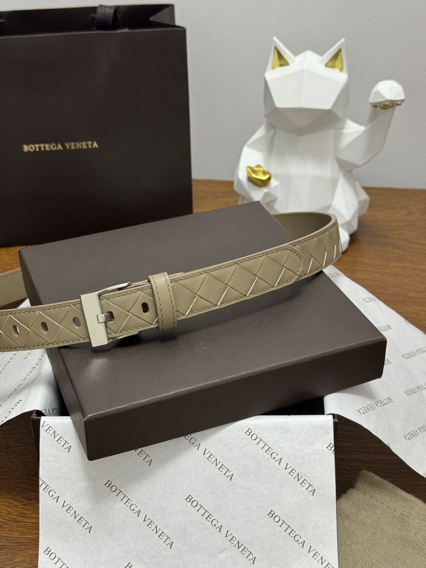 BOTTEGA VENETA 2.5cm 颜色：燕麦色Watch编织腰带手工编织新款牛皮经典之作每个细节