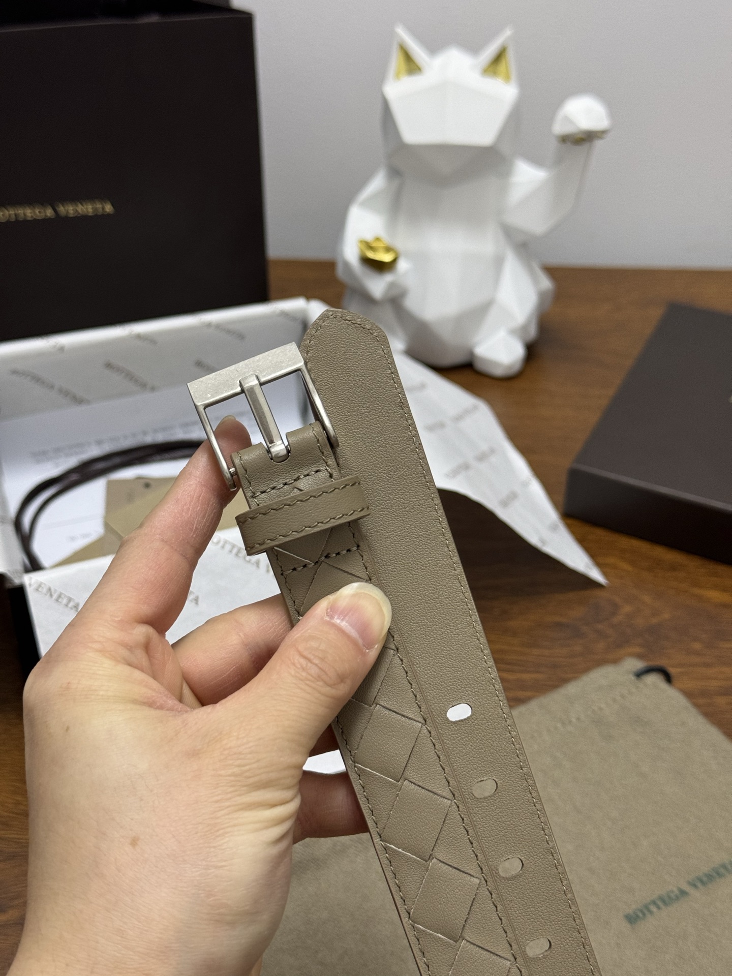 BOTTEGA VENETA 2.5cm 颜色：燕麦色Watch编织腰带手工编织新款牛皮经典之作每个细节