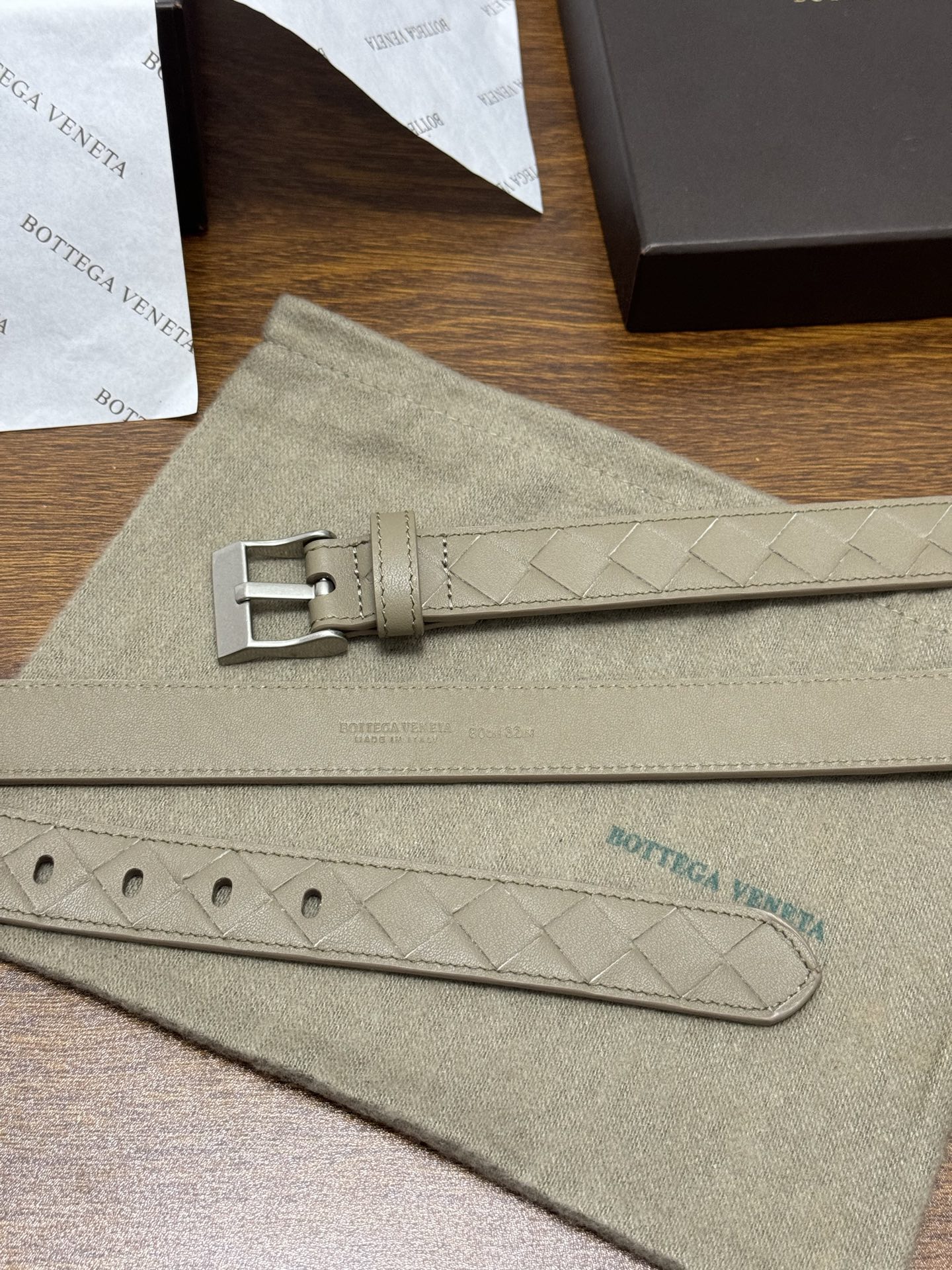 BOTTEGA VENETA 2.5cm 颜色：燕麦色Watch编织腰带手工编织新款牛皮经典之作每个细节