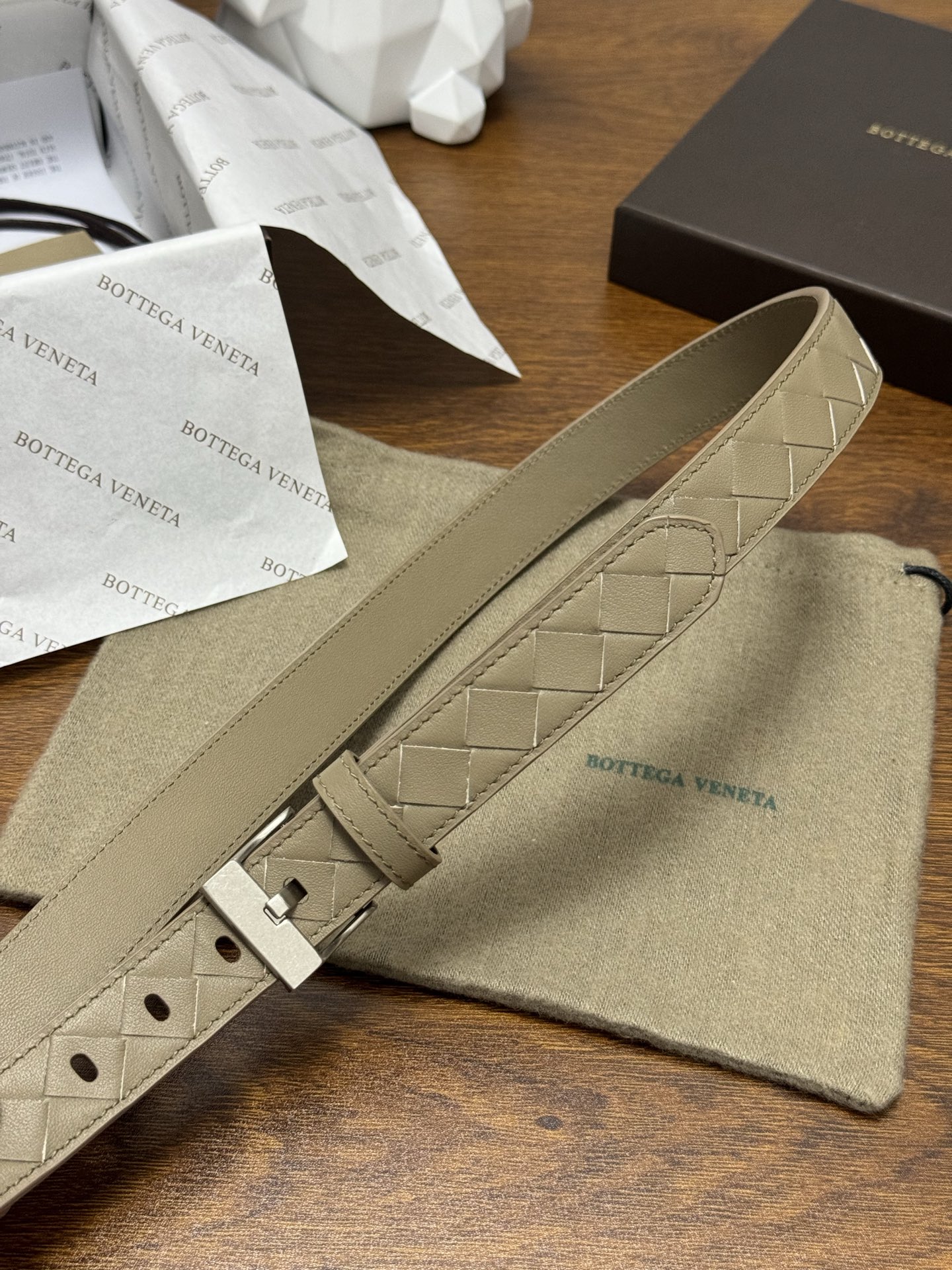 BOTTEGA VENETA 2.5cm 颜色：燕麦色Watch编织腰带手工编织新款牛皮经典之作每个细节