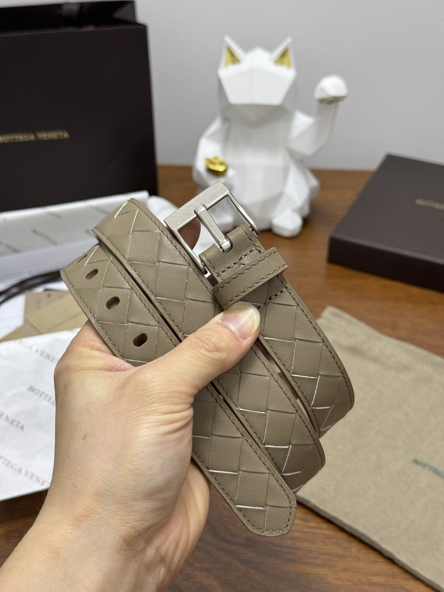 BOTTEGA VENETA 2.5cm 颜色：燕麦色Watch编织腰带手工编织新款牛皮经典之作每个细节