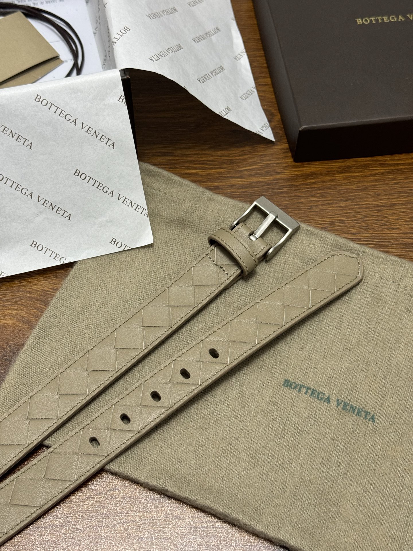 BOTTEGA VENETA 2.5cm 颜色：燕麦色Watch编织腰带手工编织新款牛皮经典之作每个细节