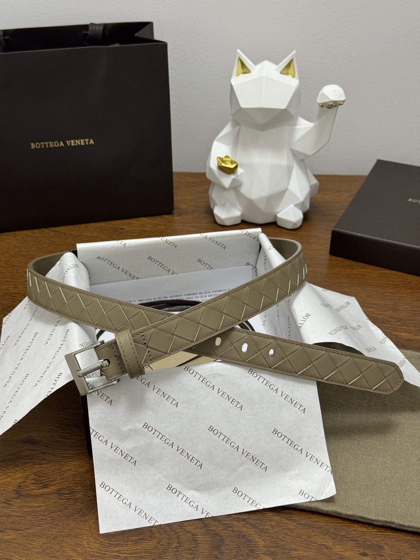 BOTTEGA VENETA 2.5cm 颜色：燕麦色Watch编织腰带手工编织新款牛皮经典之作每个细节