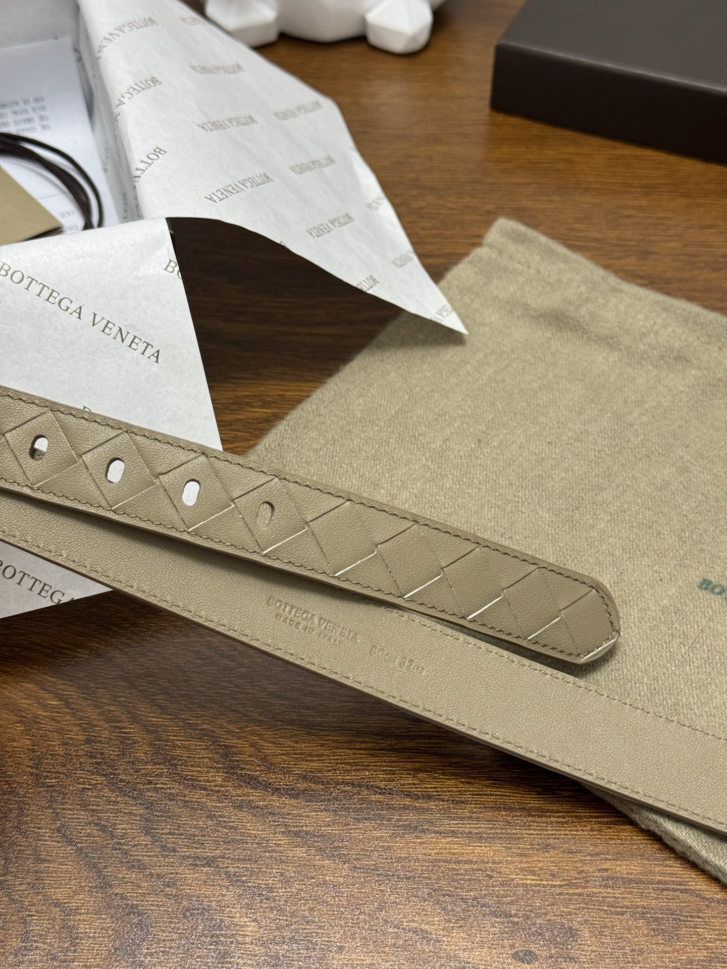 BOTTEGA VENETA 2.5cm 颜色：燕麦色Watch编织腰带手工编织新款牛皮经典之作每个细节