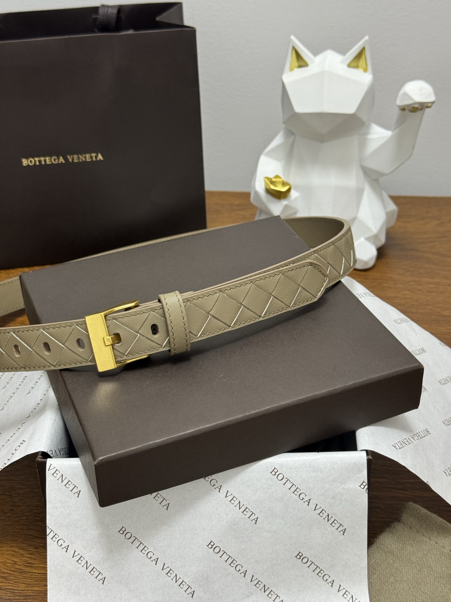 BOTTEGA VENETA 2.5cm 颜色：燕麦色Watch编织腰带手工编织新款牛皮经典之作每个细节