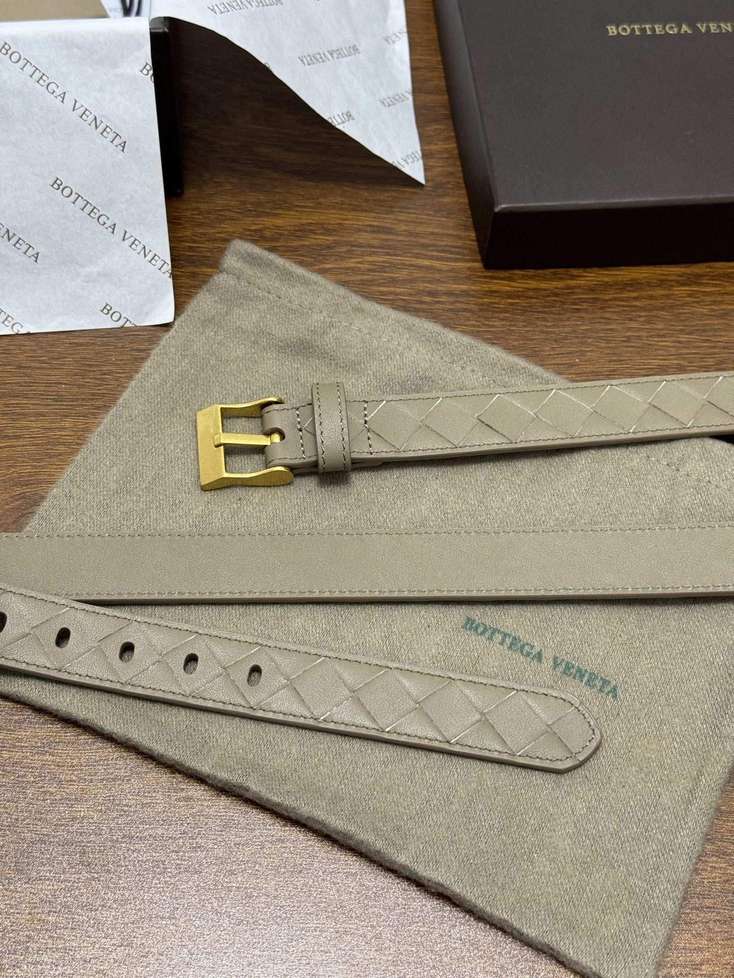 BOTTEGA VENETA 2.5cm 颜色：燕麦色Watch编织腰带手工编织新款牛皮经典之作每个细节