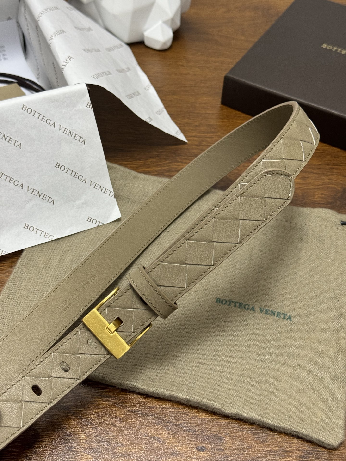 BOTTEGA VENETA 2.5cm 颜色：燕麦色Watch编织腰带手工编织新款牛皮经典之作每个细节