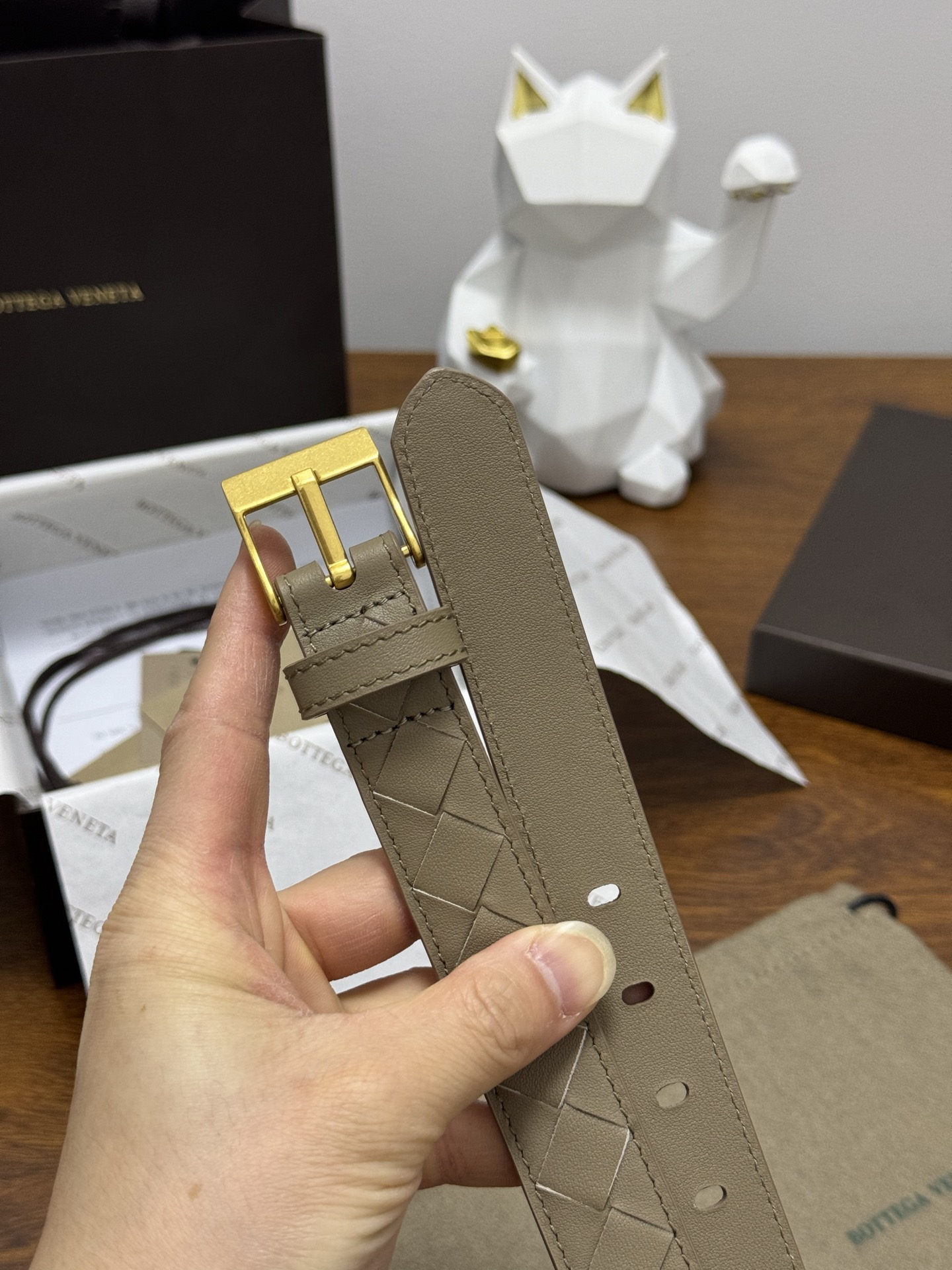 BOTTEGA VENETA 2.5cm 颜色：燕麦色Watch编织腰带手工编织新款牛皮经典之作每个细节