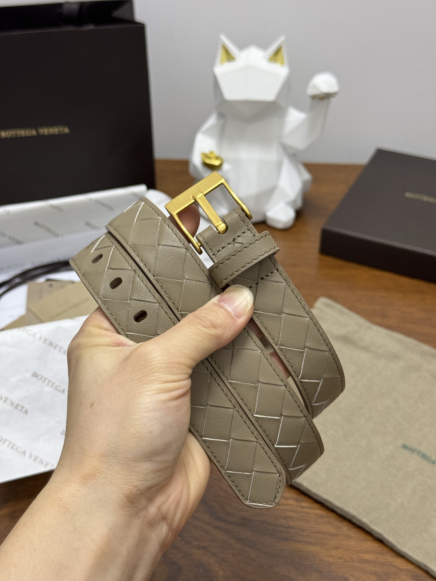 BOTTEGA VENETA 2.5cm 颜色：燕麦色Watch编织腰带手工编织新款牛皮经典之作每个细节