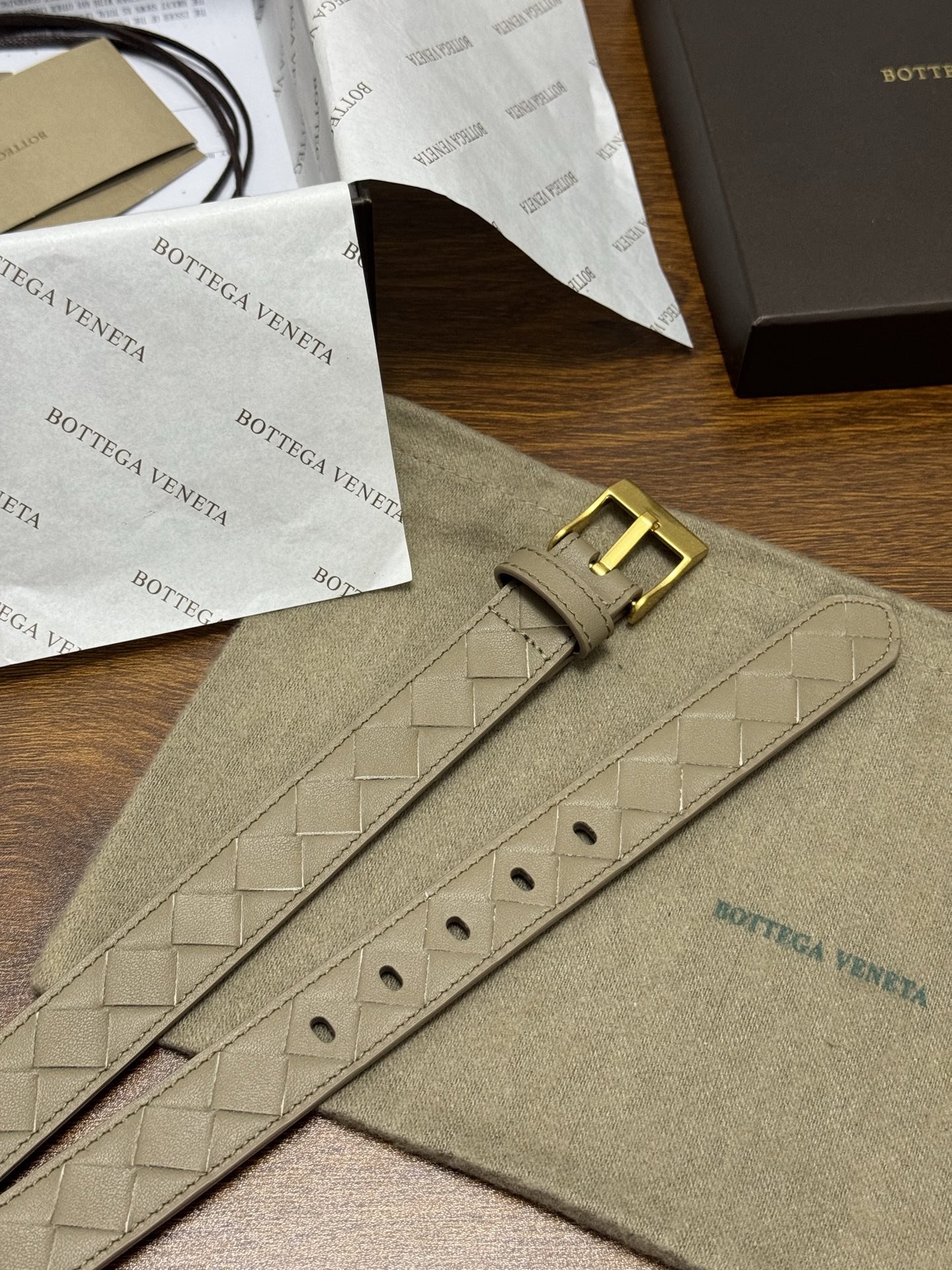 BOTTEGA VENETA 2.5cm 颜色：燕麦色Watch编织腰带手工编织新款牛皮经典之作每个细节