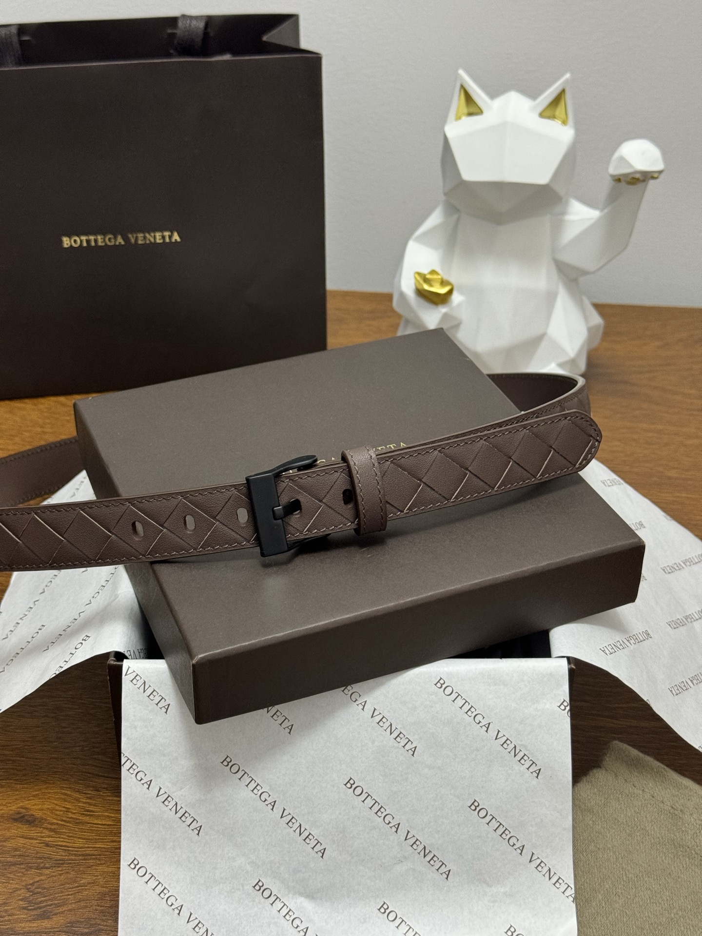 BOTTEGA VENETA 2.5cm 颜色：咖啡色Watch编织腰带手工编织新款牛皮经典之作每个细节