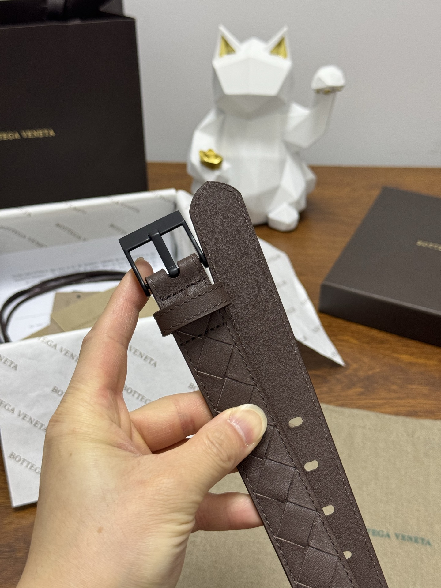BOTTEGA VENETA 2.5cm 颜色：咖啡色Watch编织腰带手工编织新款牛皮经典之作每个细节