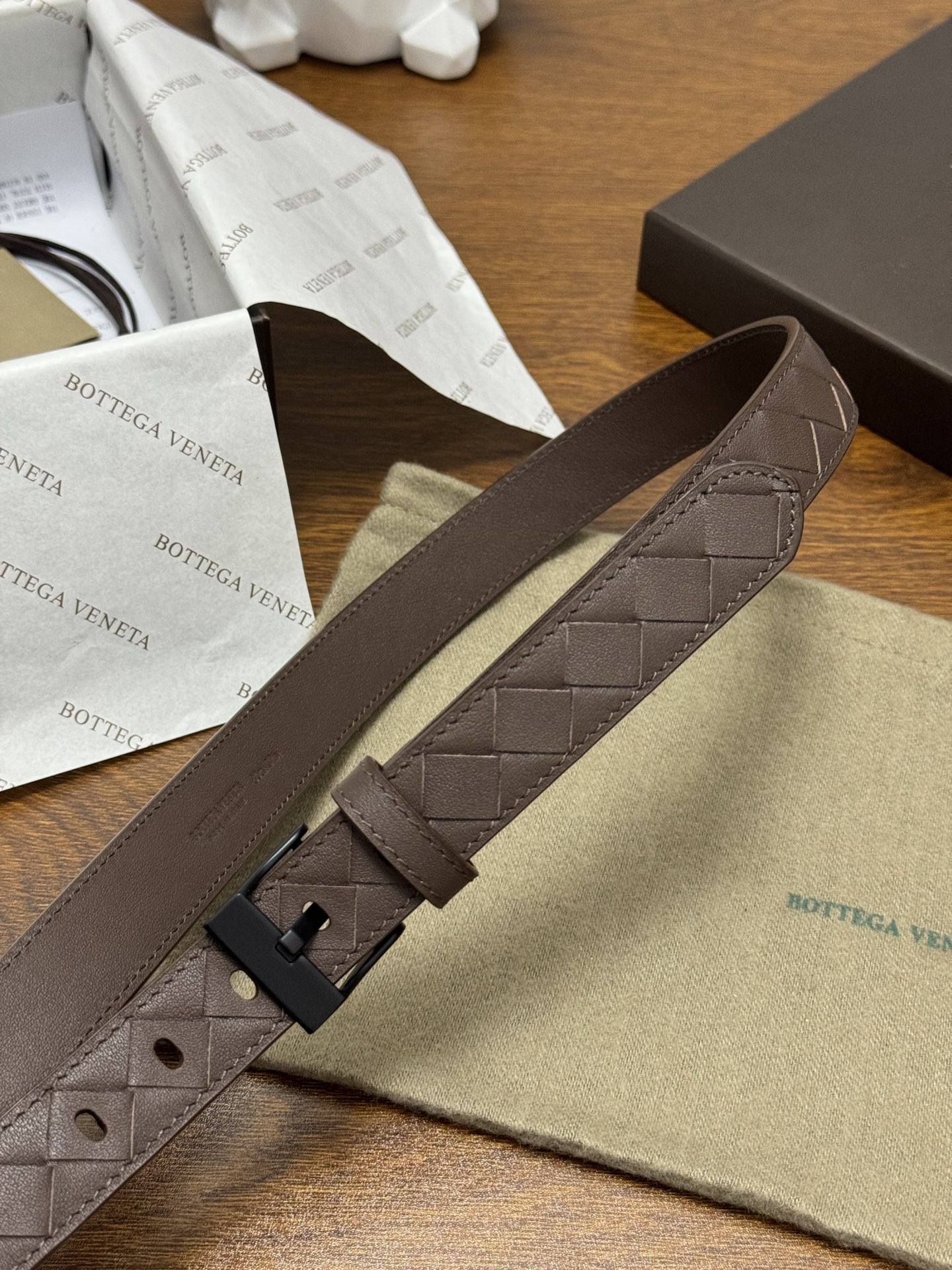 BOTTEGA VENETA 2.5cm 颜色：咖啡色Watch编织腰带手工编织新款牛皮经典之作每个细节