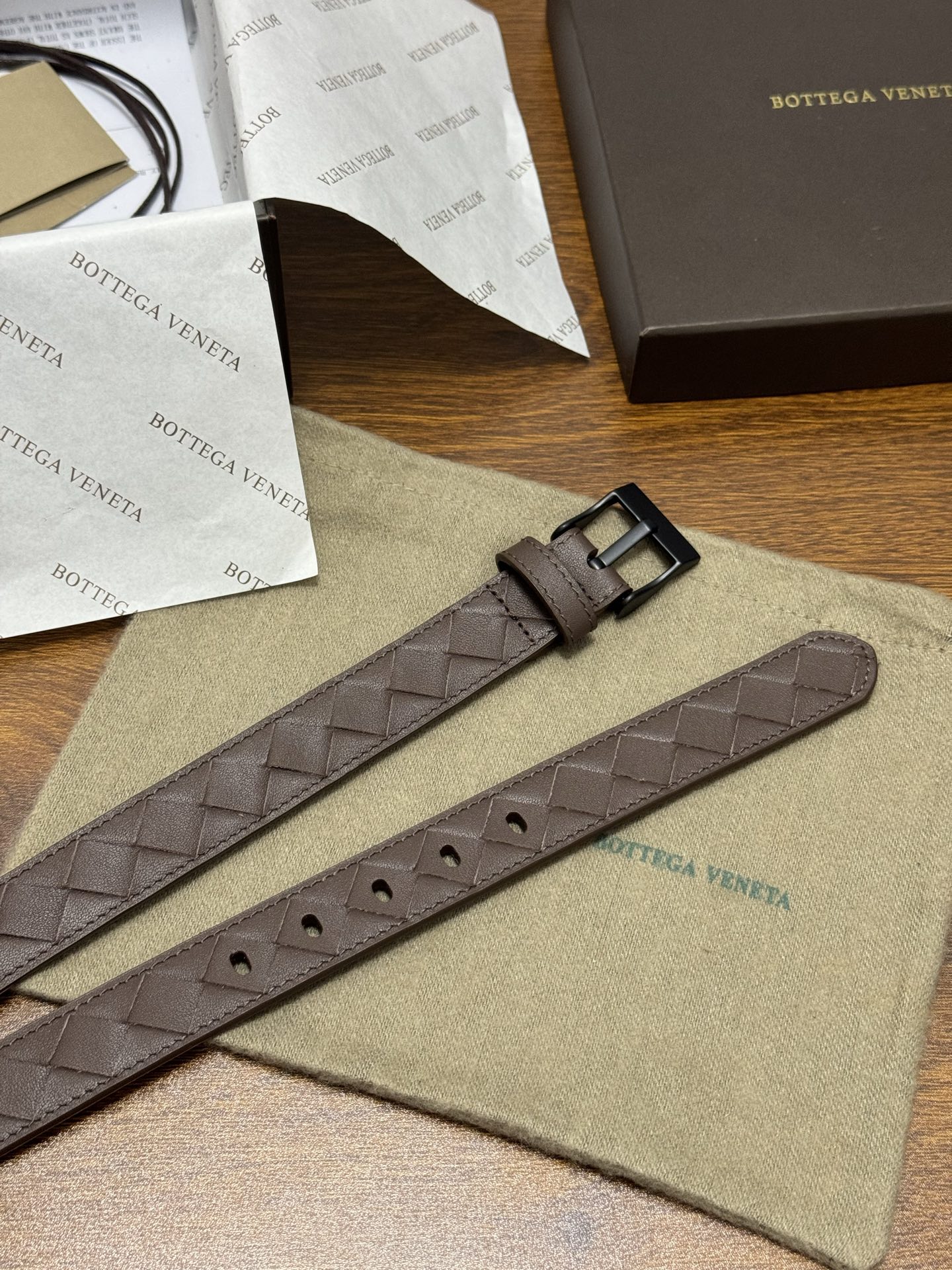 BOTTEGA VENETA 2.5cm 颜色：咖啡色Watch编织腰带手工编织新款牛皮经典之作每个细节