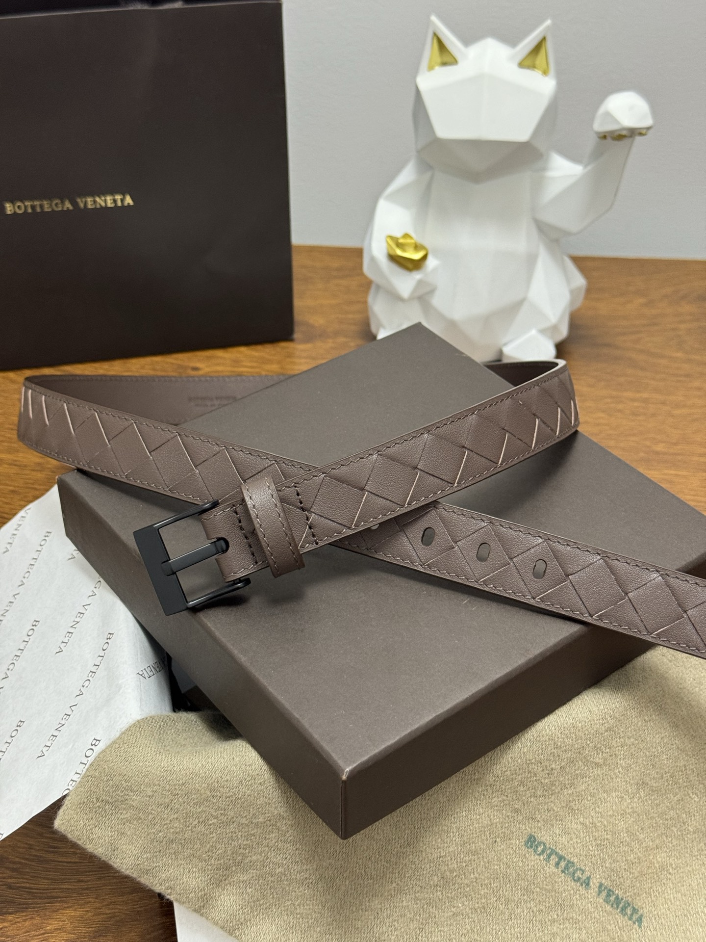 BOTTEGA VENETA 2.5cm 颜色：咖啡色Watch编织腰带手工编织新款牛皮经典之作每个细节