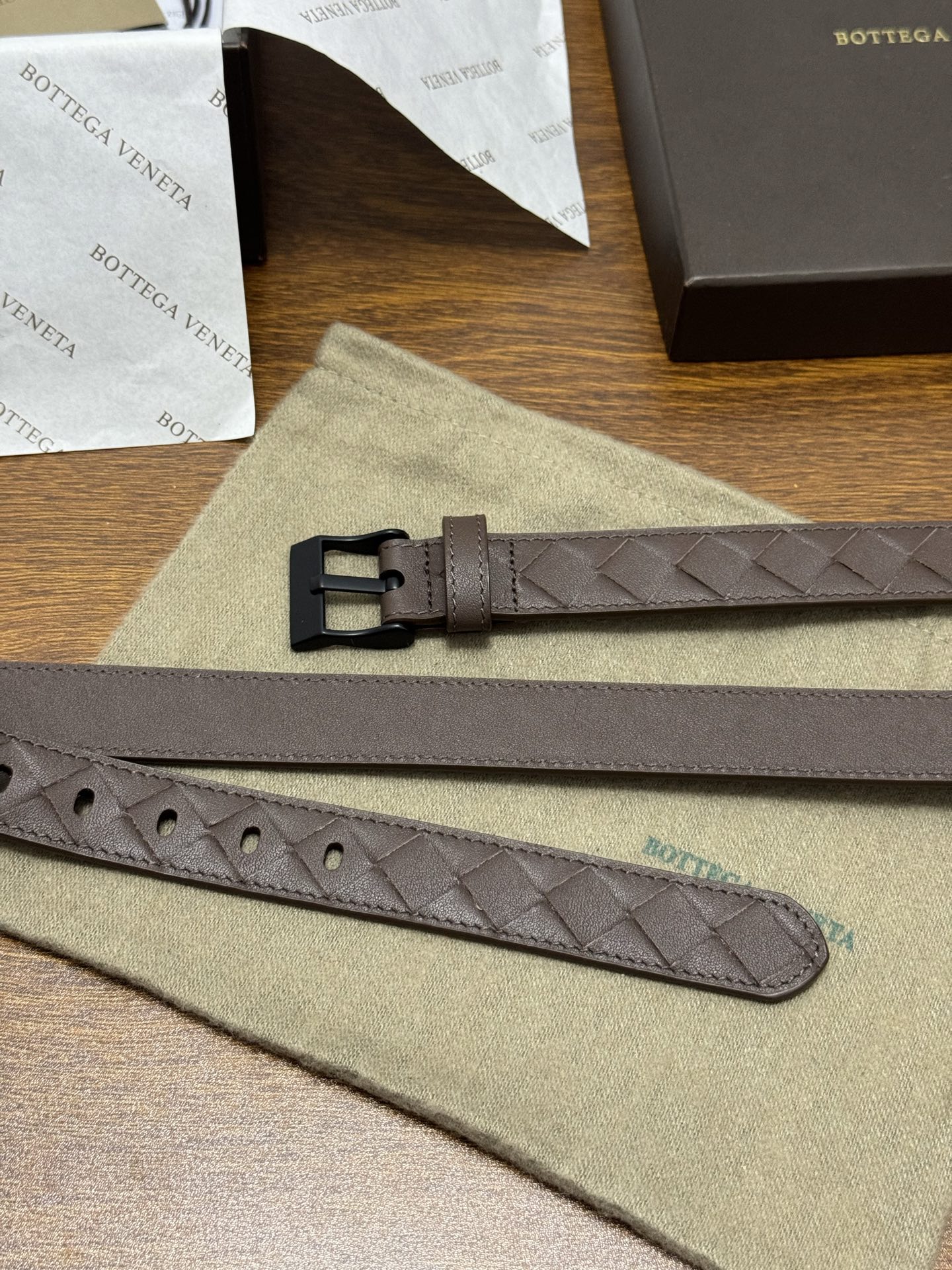BOTTEGA VENETA 2.5cm 颜色：咖啡色Watch编织腰带手工编织新款牛皮经典之作每个细节