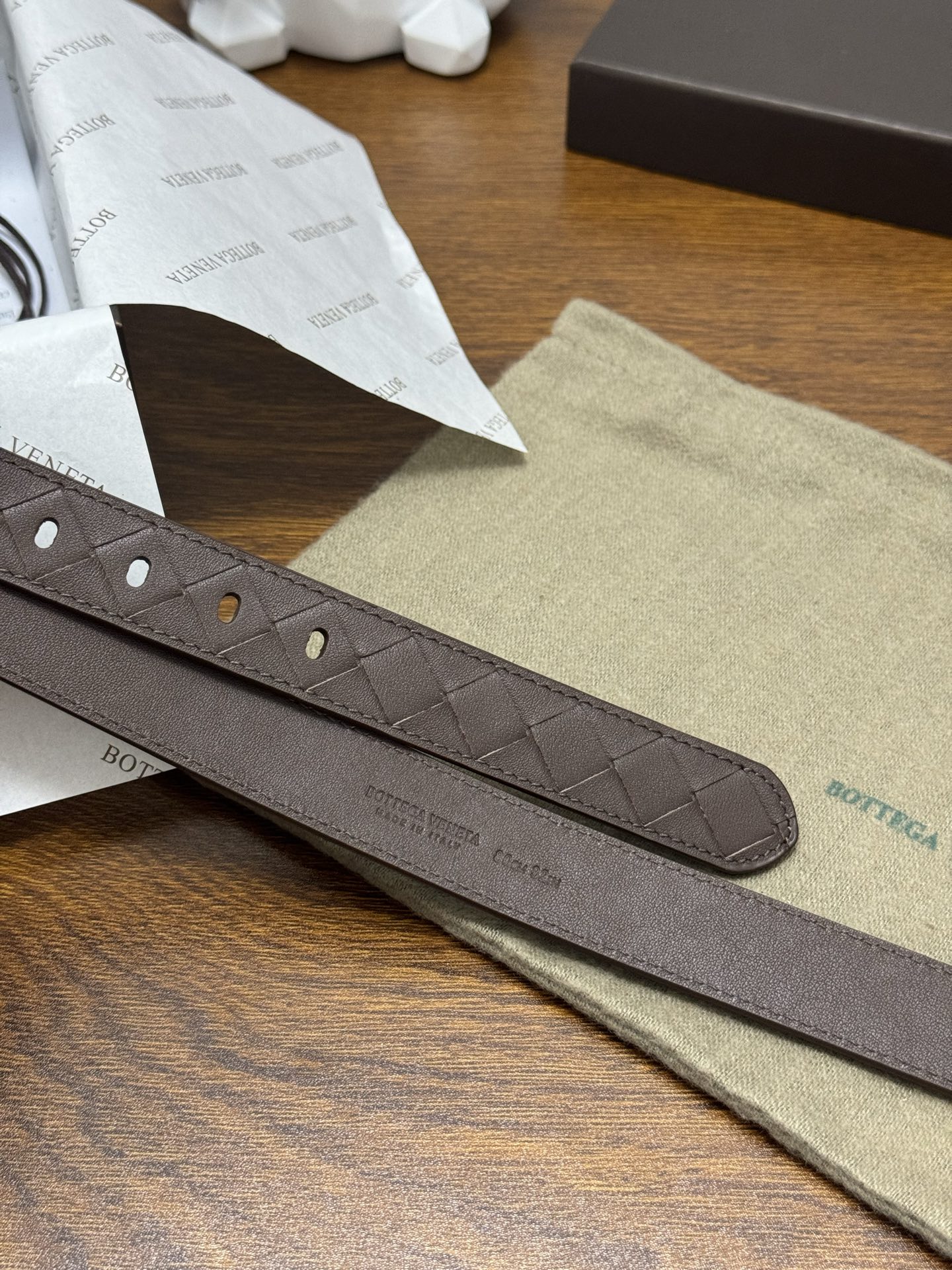 BOTTEGA VENETA 2.5cm 颜色：咖啡色Watch编织腰带手工编织新款牛皮经典之作每个细节