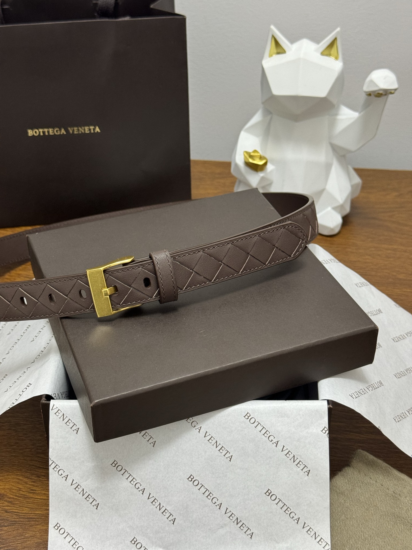 BOTTEGA VENETA 2.5cm 颜色：咖啡色Watch编织腰带手工编织新款牛皮经典之作每个细节