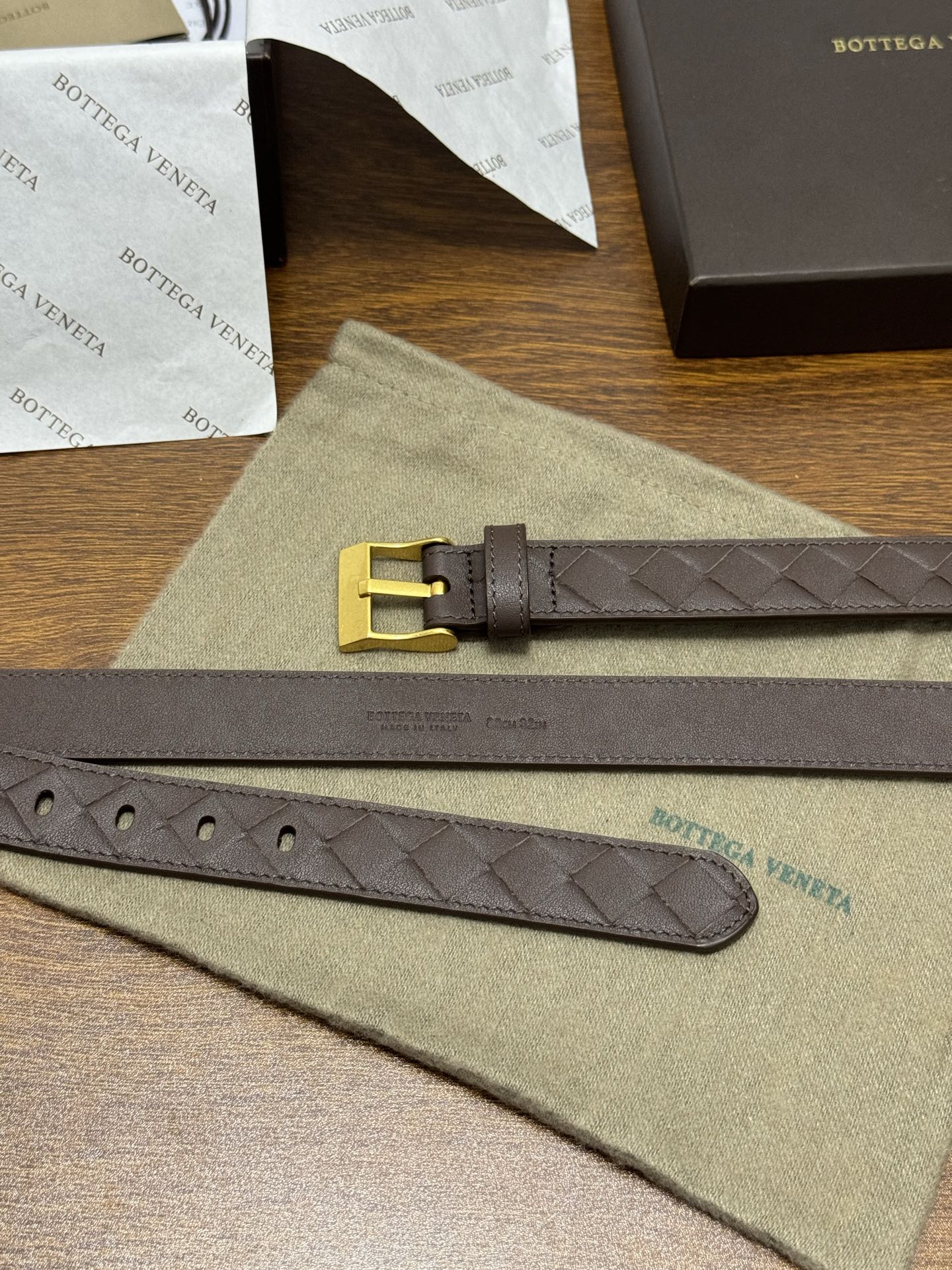 BOTTEGA VENETA 2.5cm 颜色：咖啡色Watch编织腰带手工编织新款牛皮经典之作每个细节