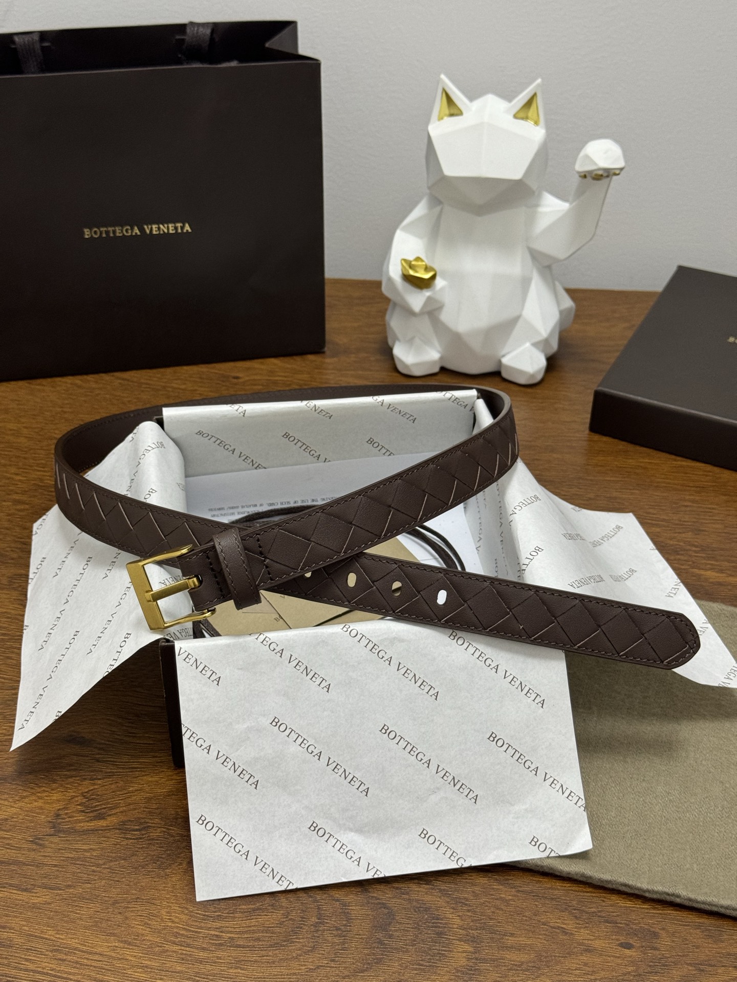 BOTTEGA VENETA 2.5cm 颜色：咖啡色Watch编织腰带手工编织新款牛皮经典之作每个细节