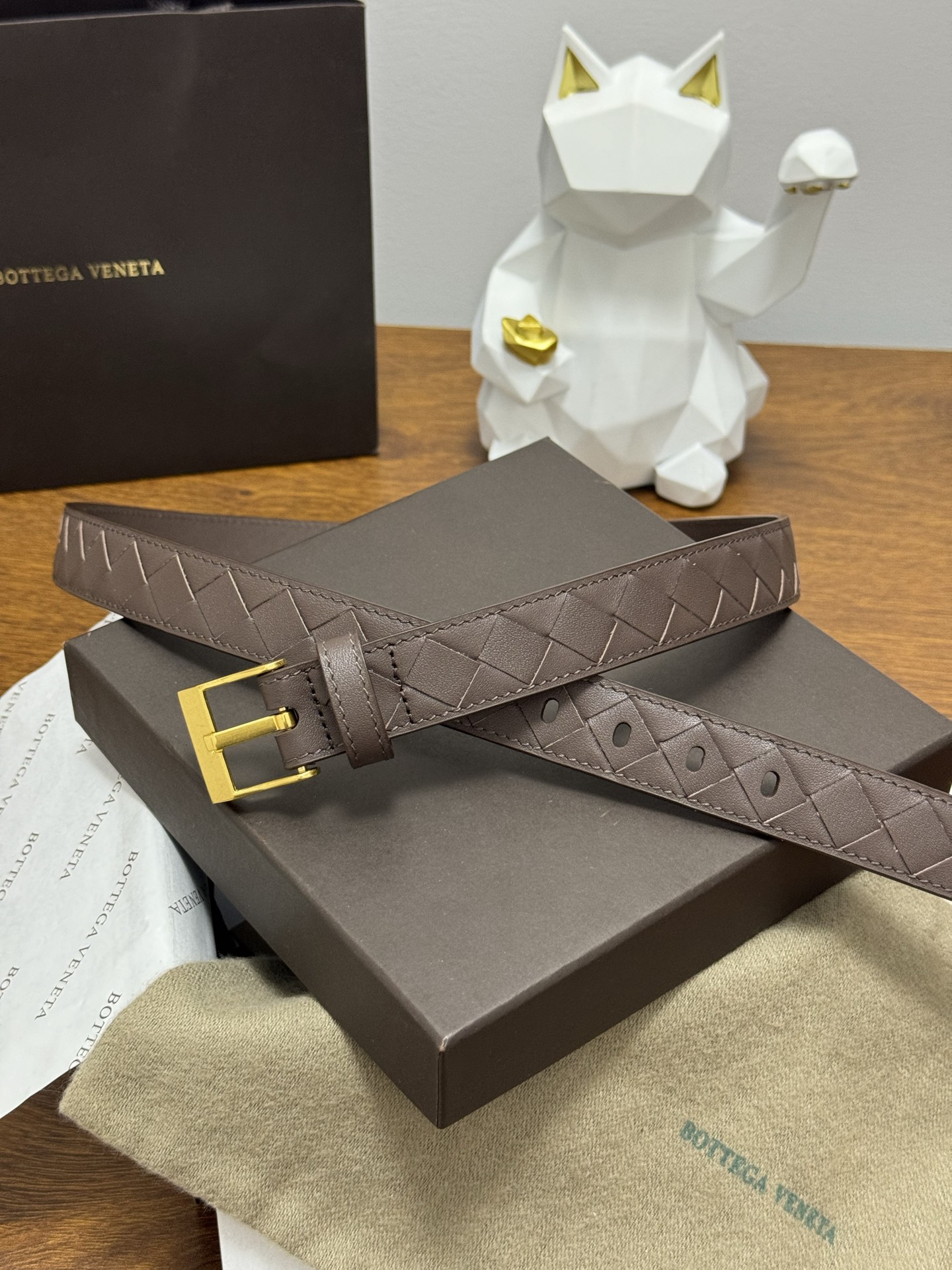 BOTTEGA VENETA 2.5cm 颜色：咖啡色Watch编织腰带手工编织新款牛皮经典之作每个细节