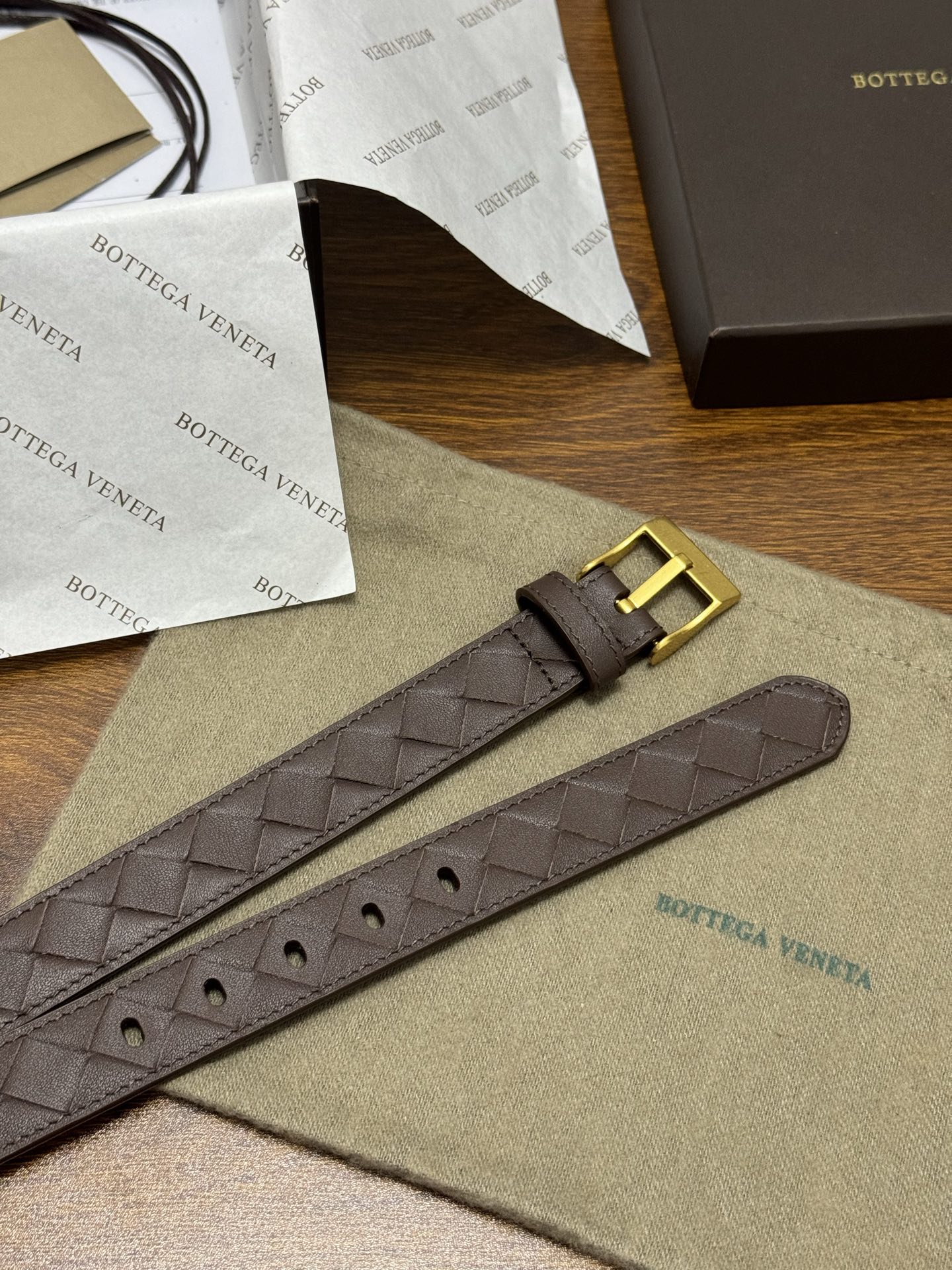 BOTTEGA VENETA 2.5cm 颜色：咖啡色Watch编织腰带手工编织新款牛皮经典之作每个细节