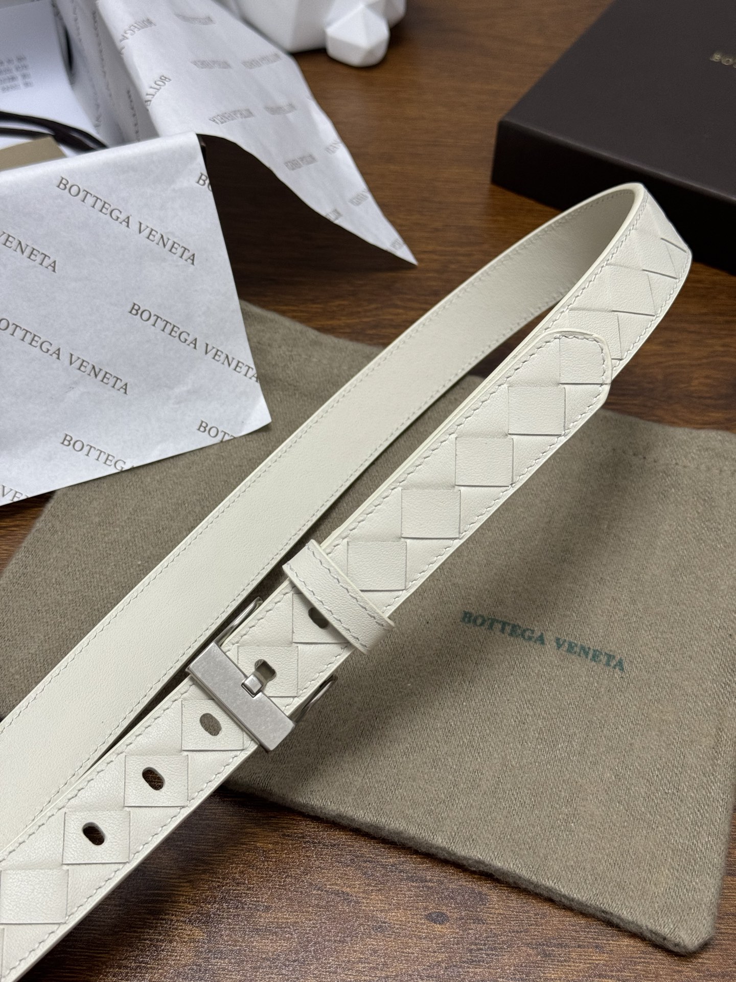 BOTTEGA VENETA 2.5cm 颜色：奶白色Watch编织腰带手工编织新款牛皮经典之作每个细节