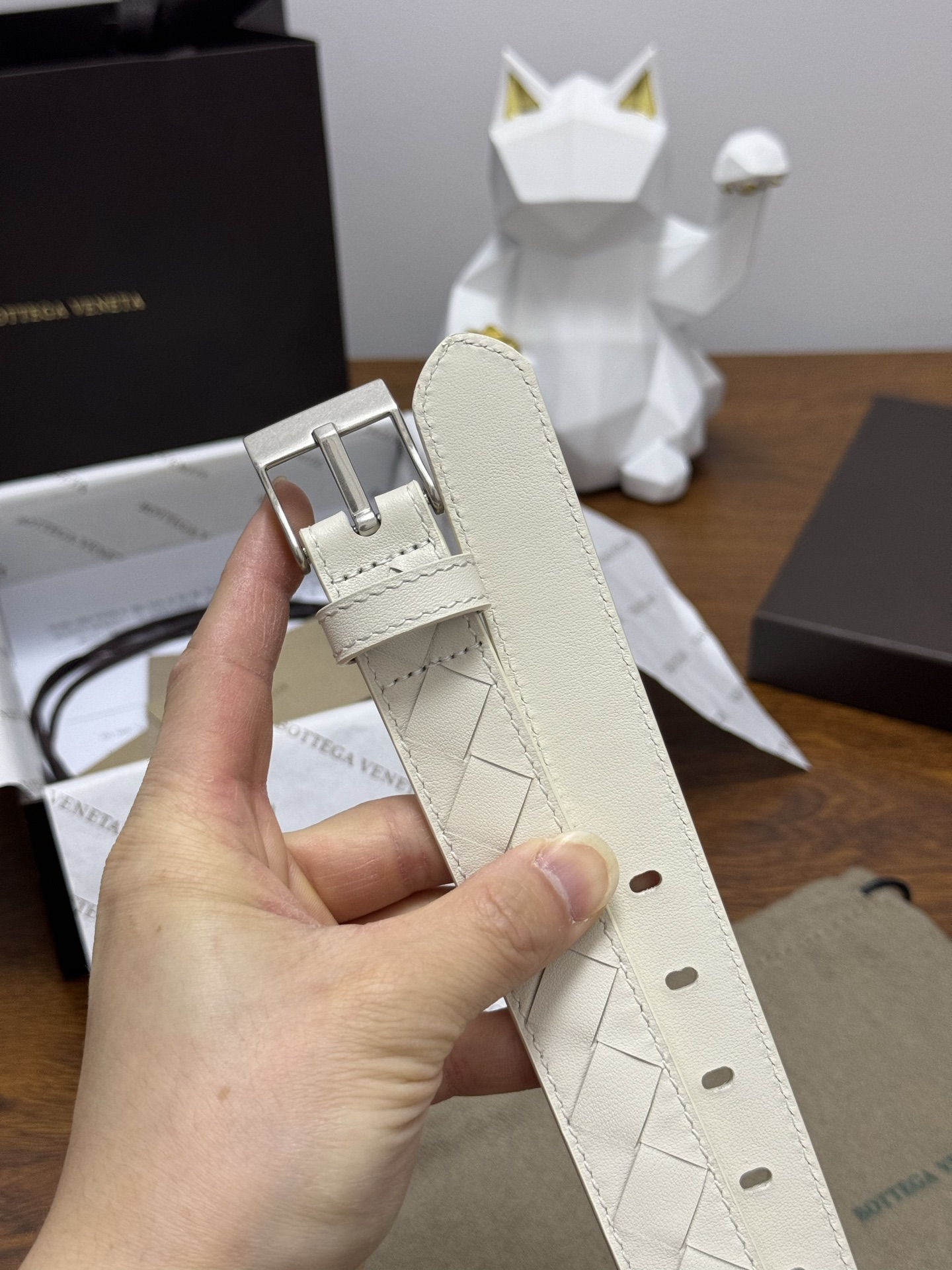 BOTTEGA VENETA 2.5cm 颜色：奶白色Watch编织腰带手工编织新款牛皮经典之作每个细节