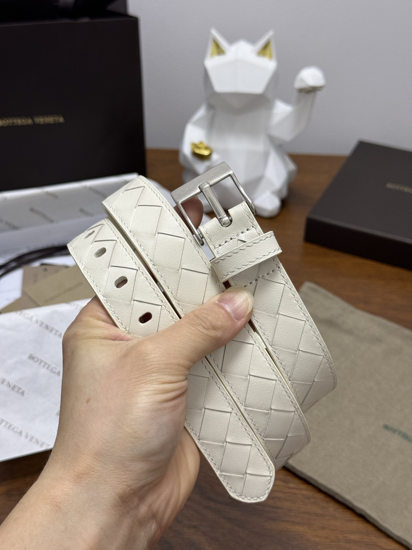 BOTTEGA VENETA 2.5cm 颜色：奶白色Watch编织腰带手工编织新款牛皮经典之作每个细节