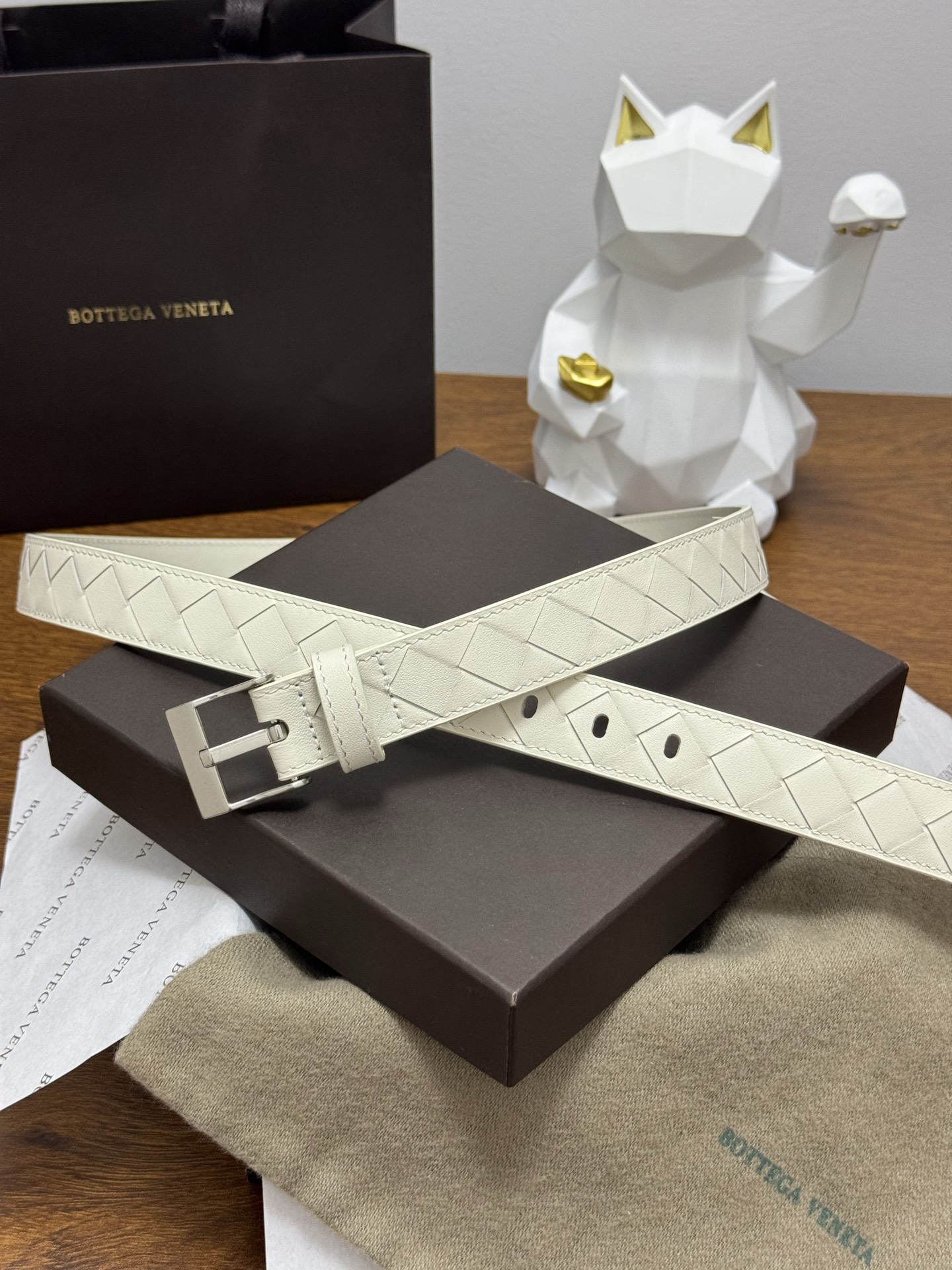BOTTEGA VENETA 2.5cm 颜色：奶白色Watch编织腰带手工编织新款牛皮经典之作每个细节