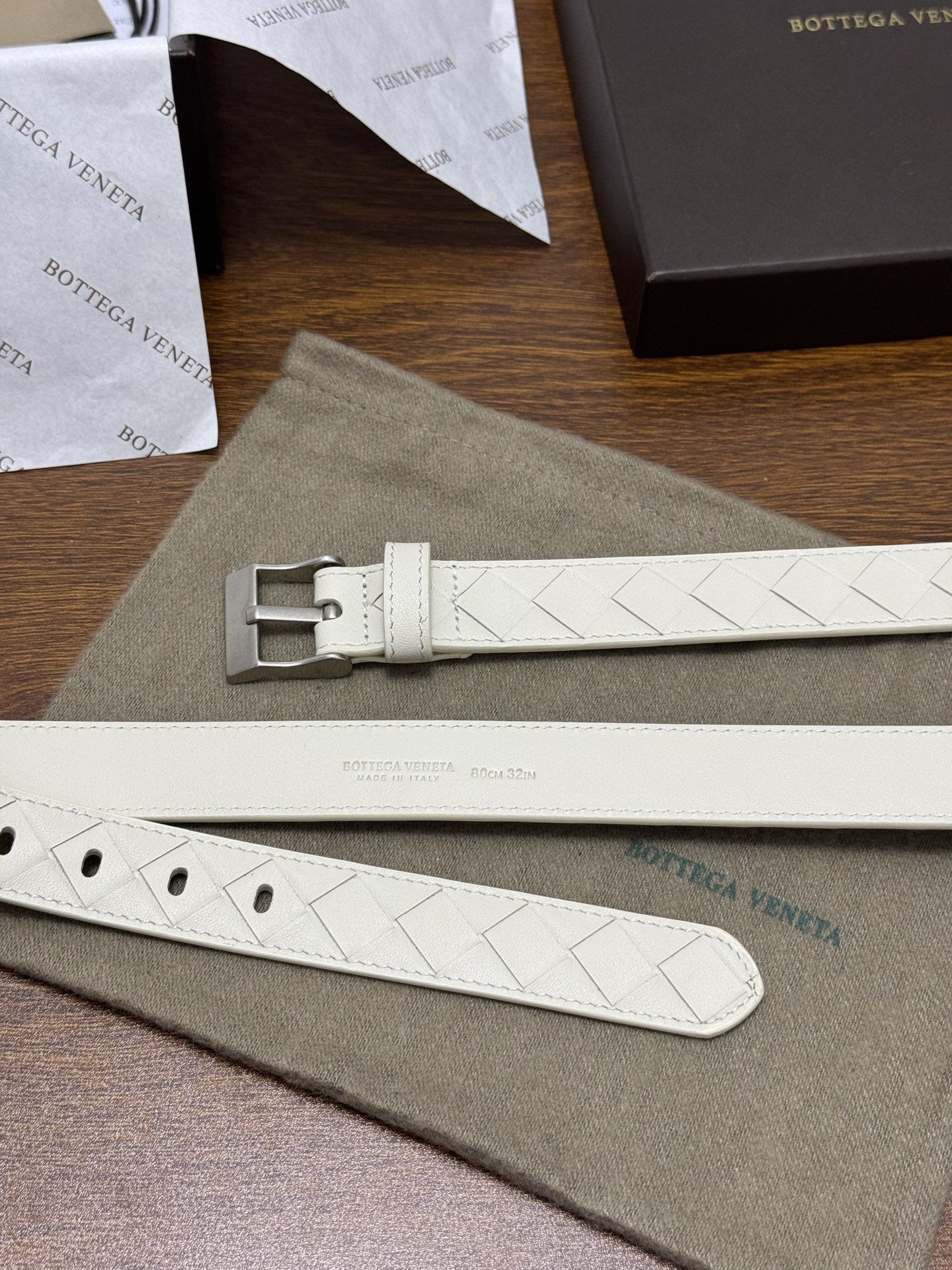 BOTTEGA VENETA 2.5cm 颜色：奶白色Watch编织腰带手工编织新款牛皮经典之作每个细节