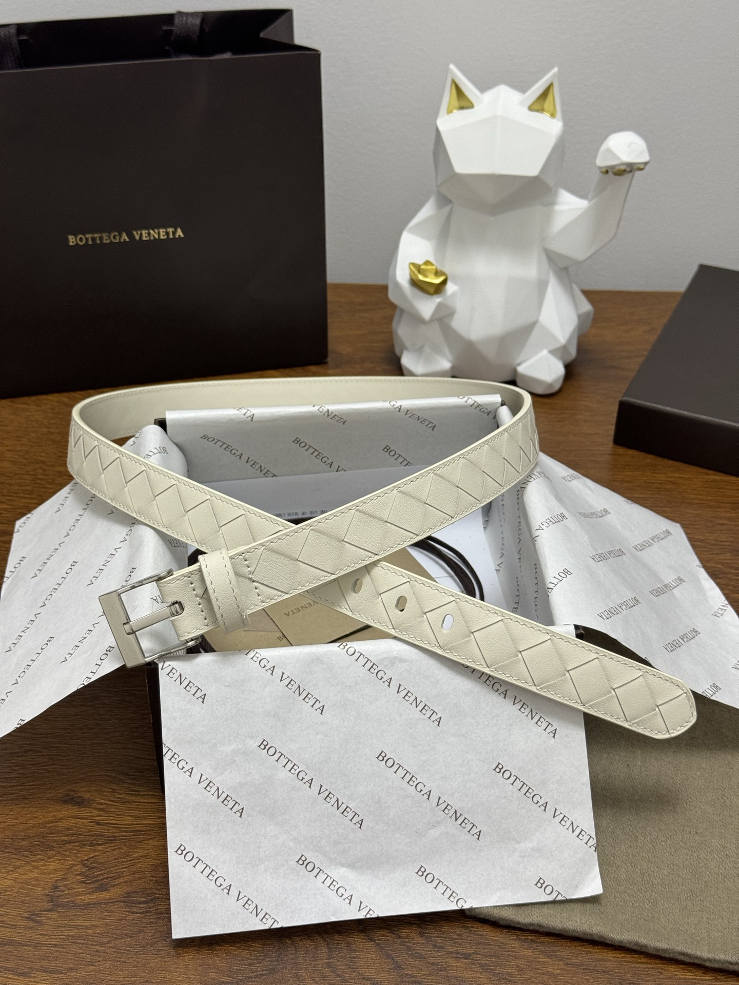 BOTTEGA VENETA 2.5cm 颜色：奶白色Watch编织腰带手工编织新款牛皮经典之作每个细节