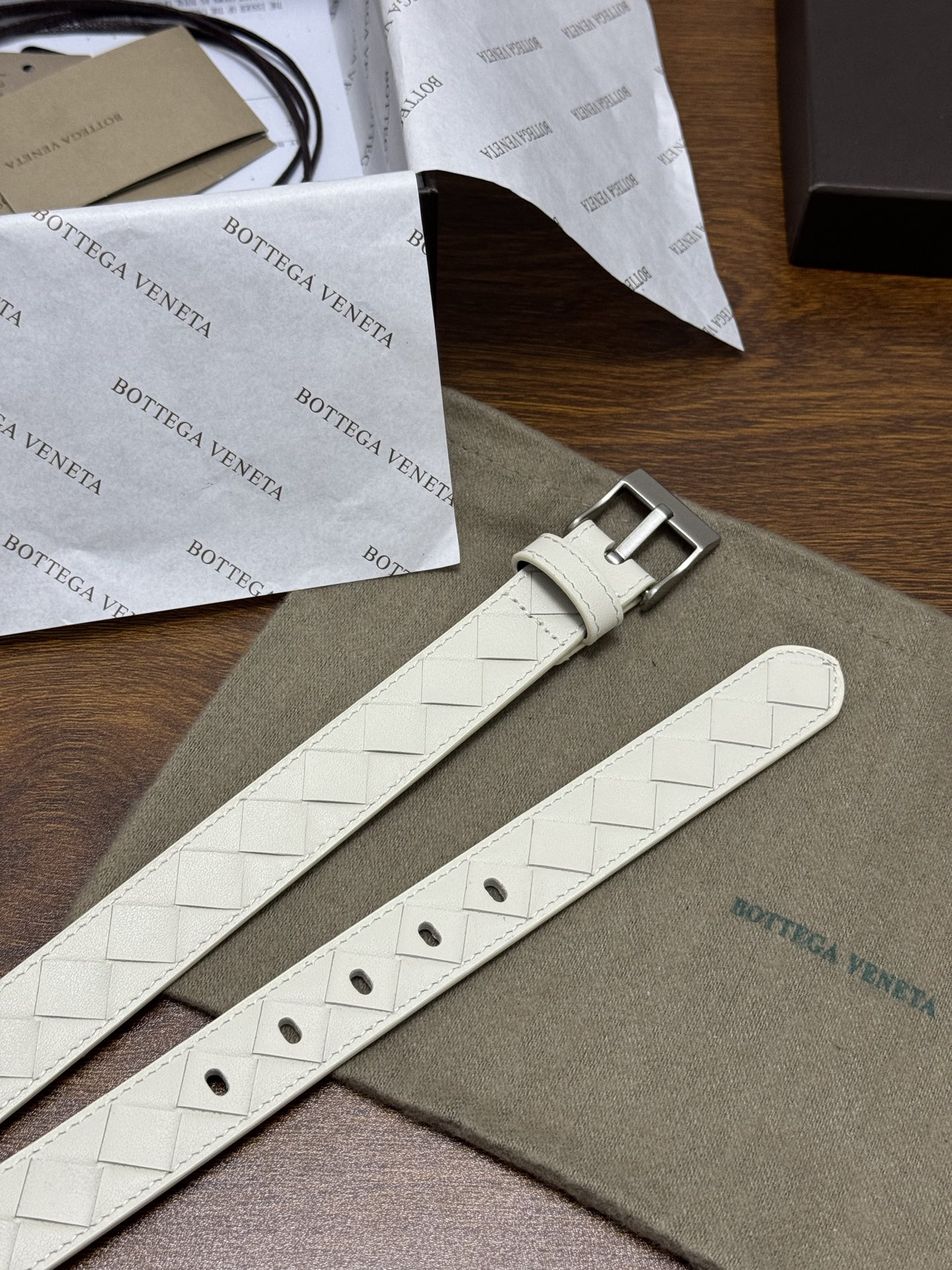 BOTTEGA VENETA 2.5cm 颜色：奶白色Watch编织腰带手工编织新款牛皮经典之作每个细节