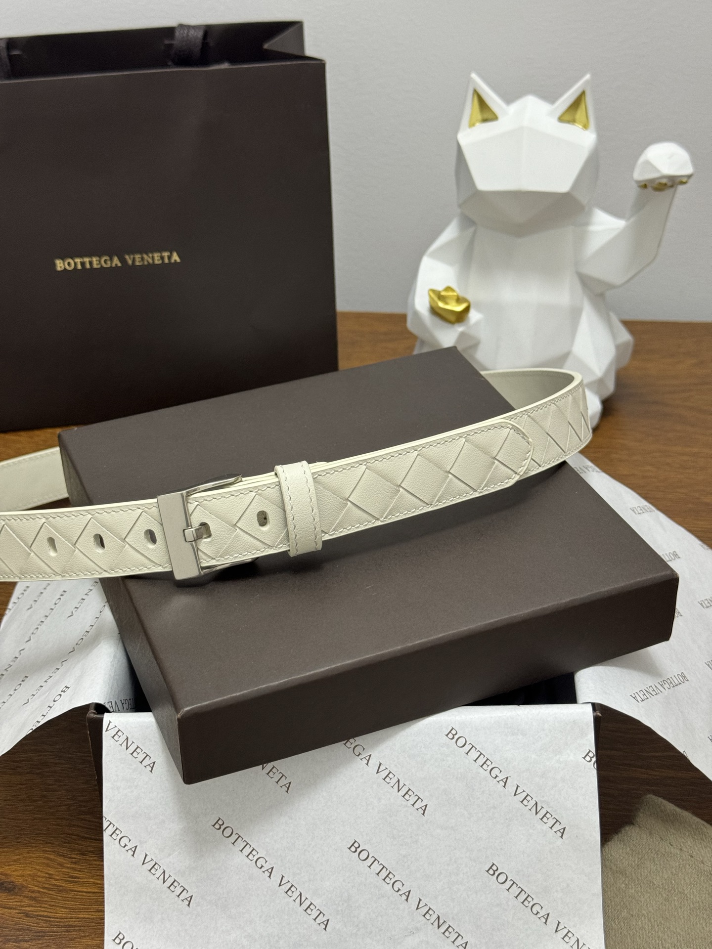 BOTTEGA VENETA 2.5cm 颜色：奶白色Watch编织腰带手工编织新款牛皮经典之作每个细节