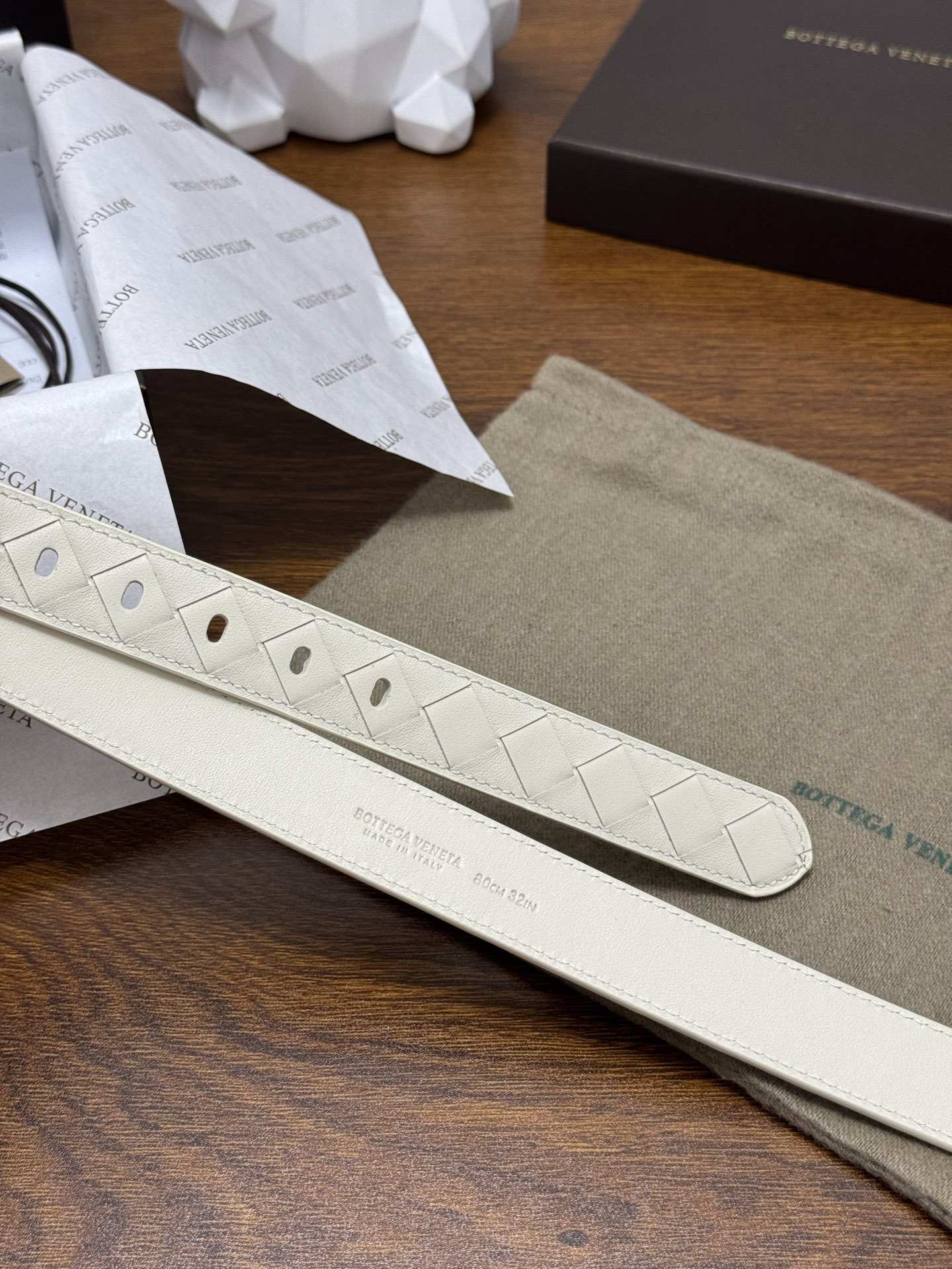 BOTTEGA VENETA 2.5cm 颜色：奶白色Watch编织腰带手工编织新款牛皮经典之作每个细节