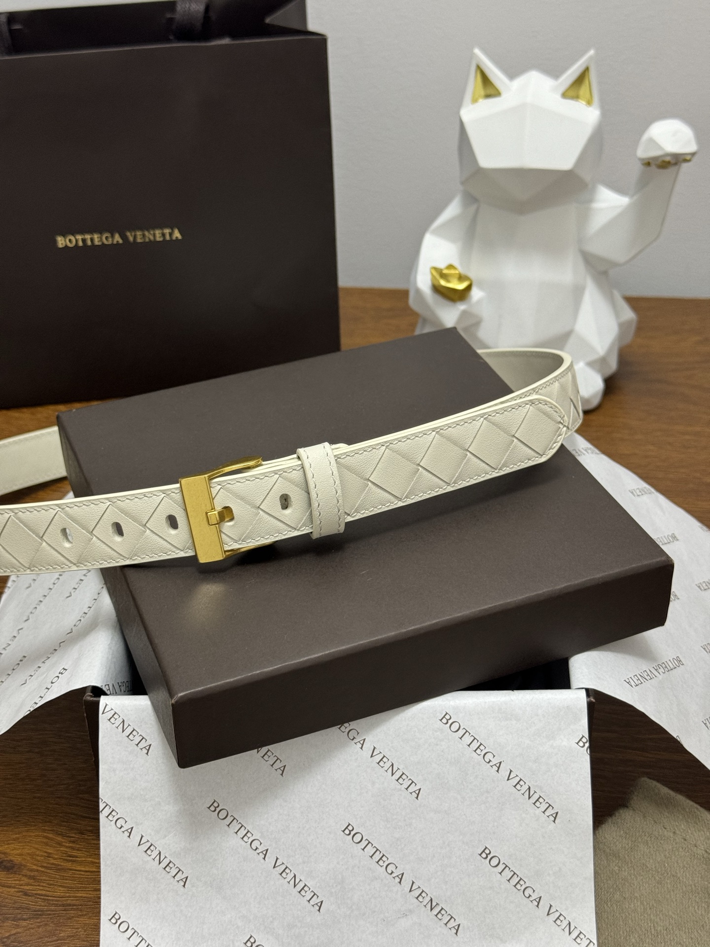 BOTTEGA VENETA 2.5cm 颜色：奶白色Watch编织腰带手工编织新款牛皮经典之作每个细节