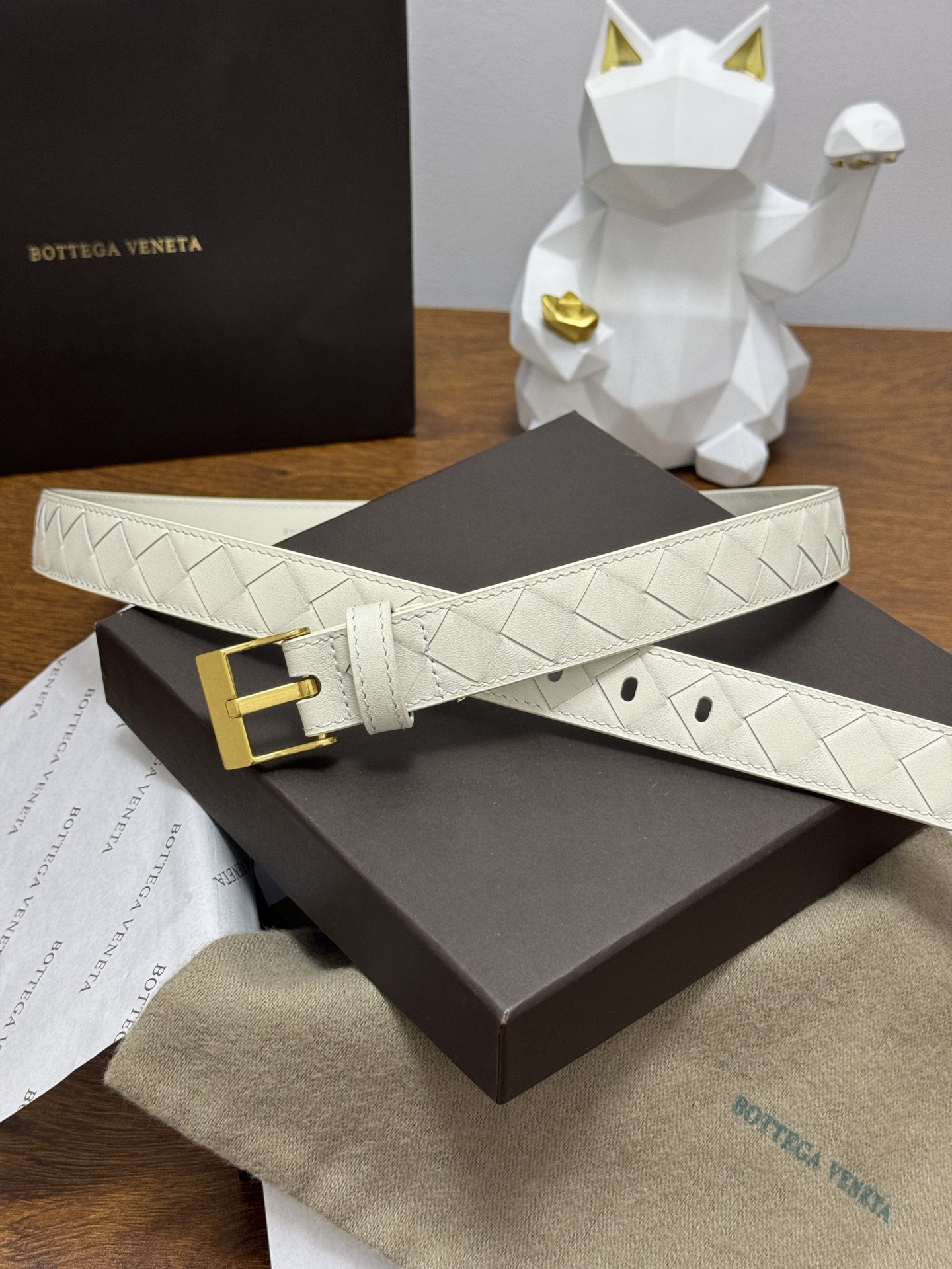 BOTTEGA VENETA 2.5cm 颜色：奶白色Watch编织腰带手工编织新款牛皮经典之作每个细节