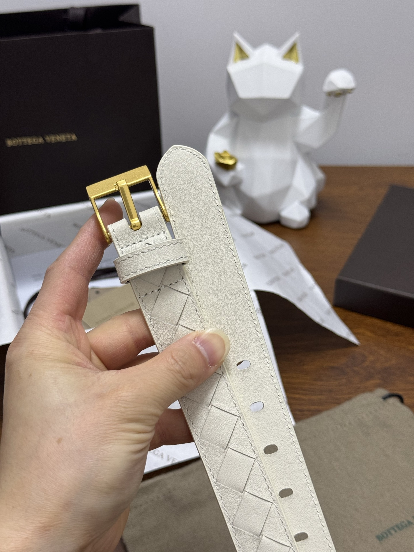 BOTTEGA VENETA 2.5cm 颜色：奶白色Watch编织腰带手工编织新款牛皮经典之作每个细节