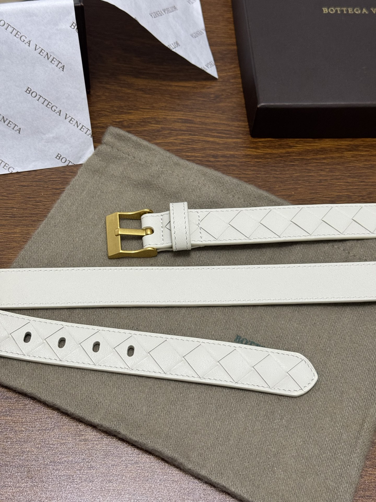 BOTTEGA VENETA 2.5cm 颜色：奶白色Watch编织腰带手工编织新款牛皮经典之作每个细节