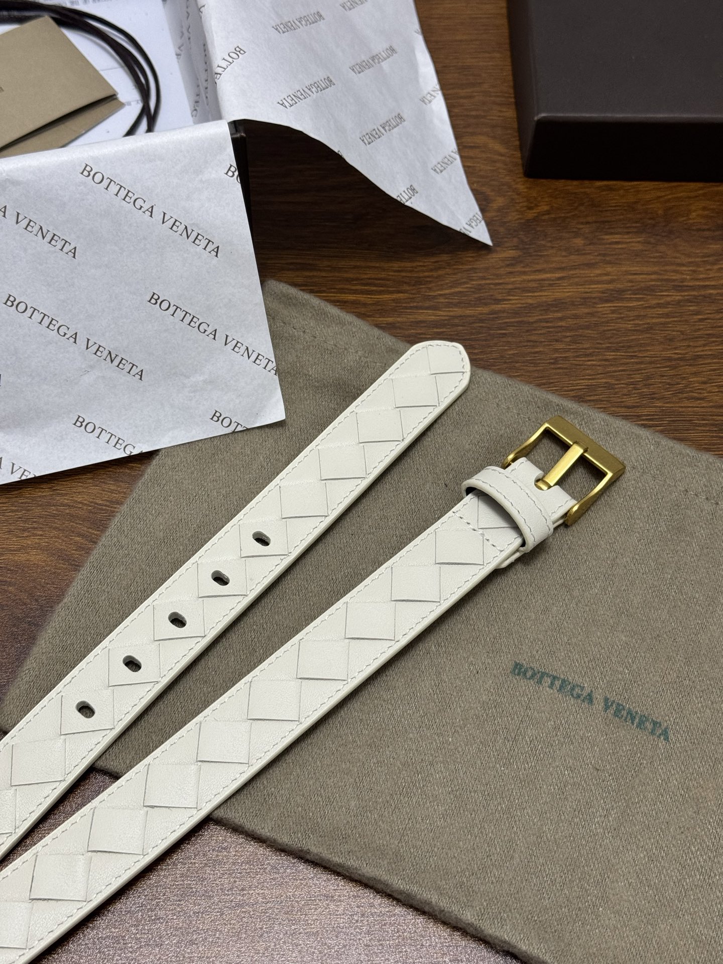 BOTTEGA VENETA 2.5cm 颜色：奶白色Watch编织腰带手工编织新款牛皮经典之作每个细节