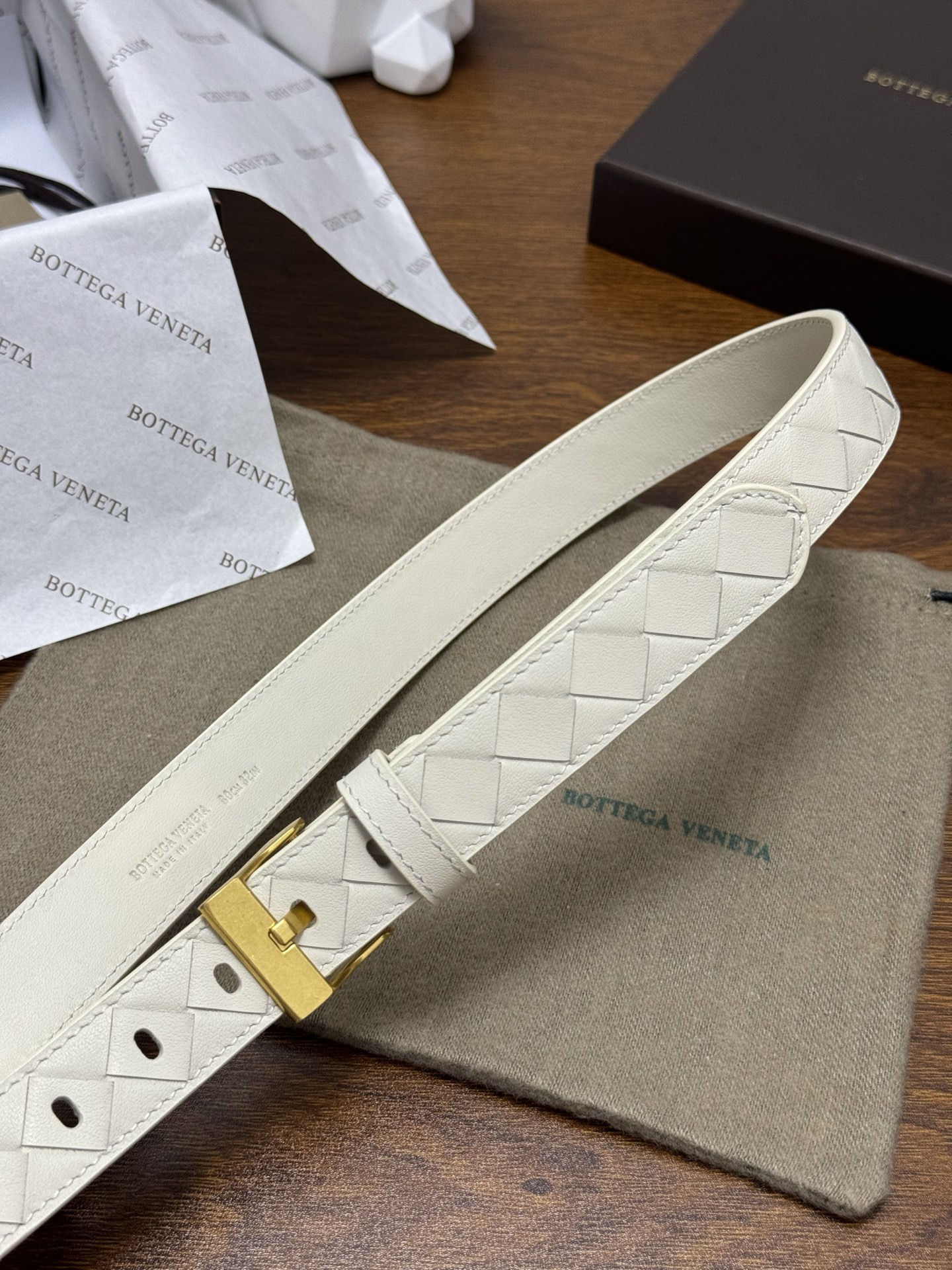 BOTTEGA VENETA 2.5cm 颜色：奶白色Watch编织腰带手工编织新款牛皮经典之作每个细节