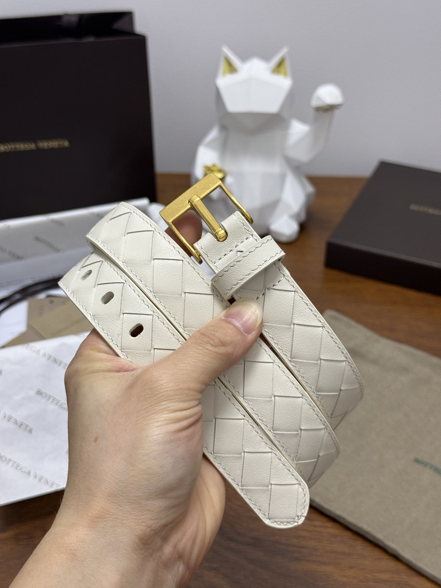 BOTTEGA VENETA 2.5cm 颜色：奶白色Watch编织腰带手工编织新款牛皮经典之作每个细节