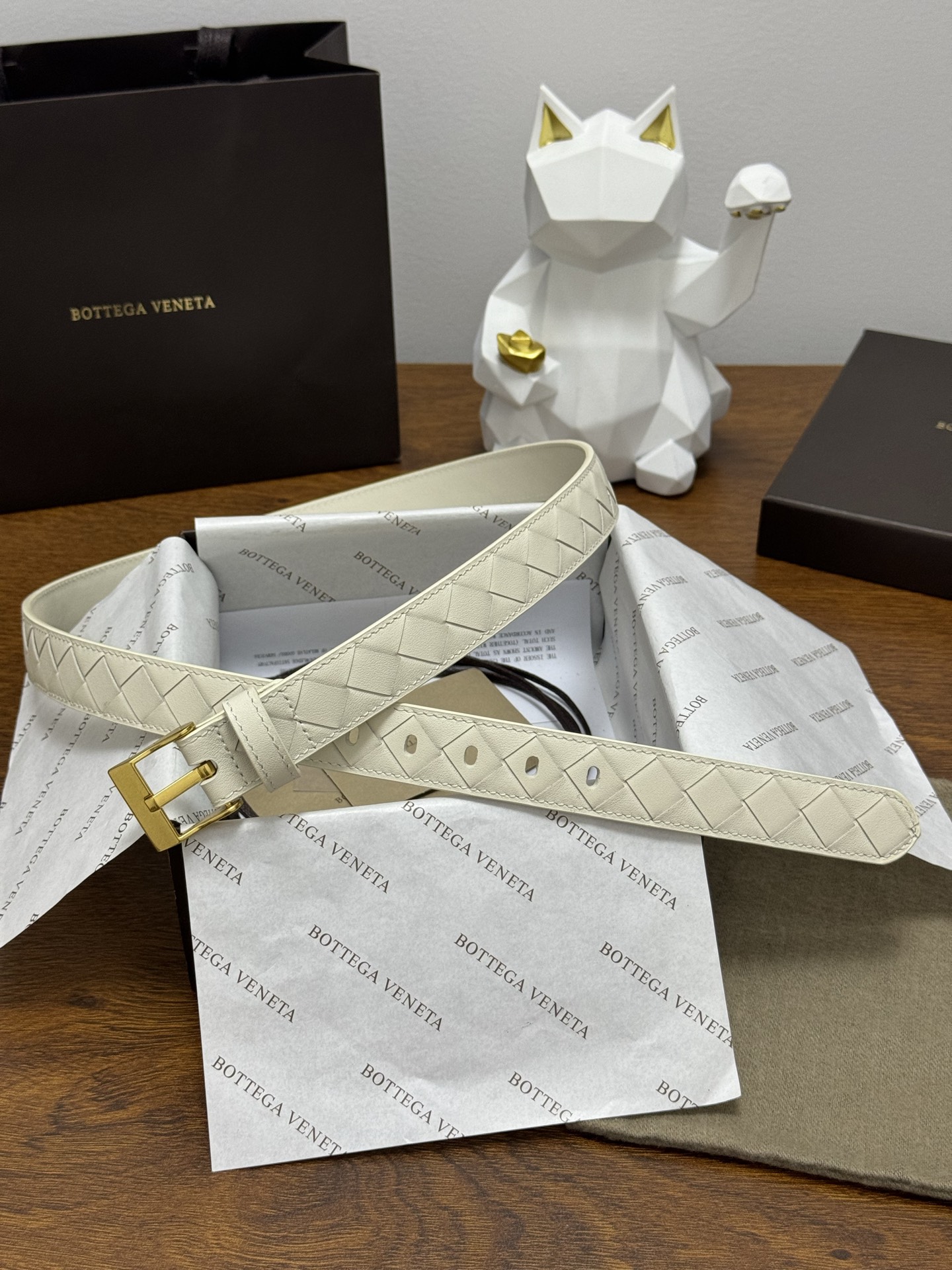BOTTEGA VENETA 2.5cm 颜色：奶白色Watch编织腰带手工编织新款牛皮经典之作每个细节