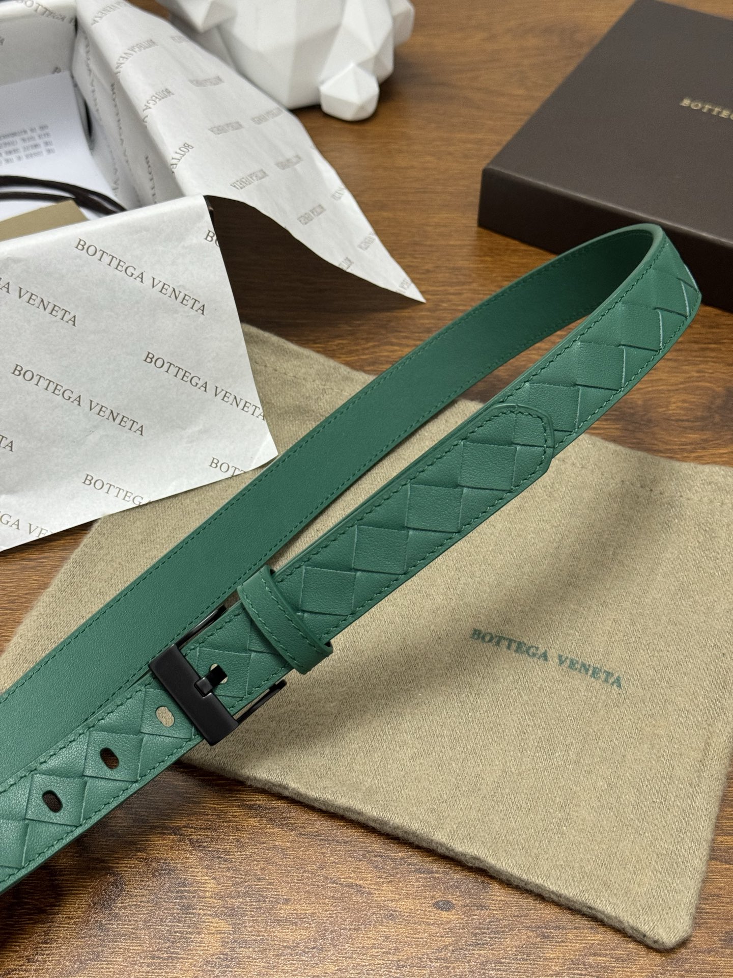 BOTTEGA VENETA 2.5cm 颜色：祖母绿Watch编织腰带手工编织新款牛皮经典之作每个细节