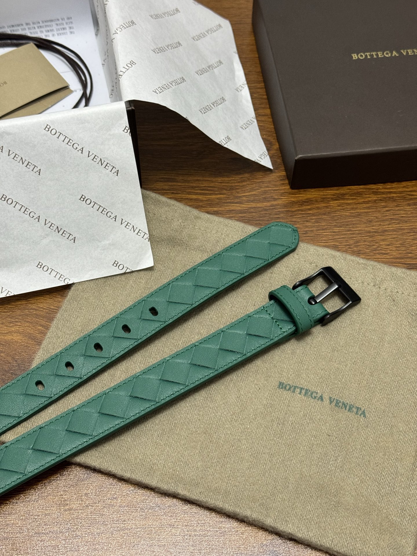 BOTTEGA VENETA 2.5cm 颜色：祖母绿Watch编织腰带手工编织新款牛皮经典之作每个细节