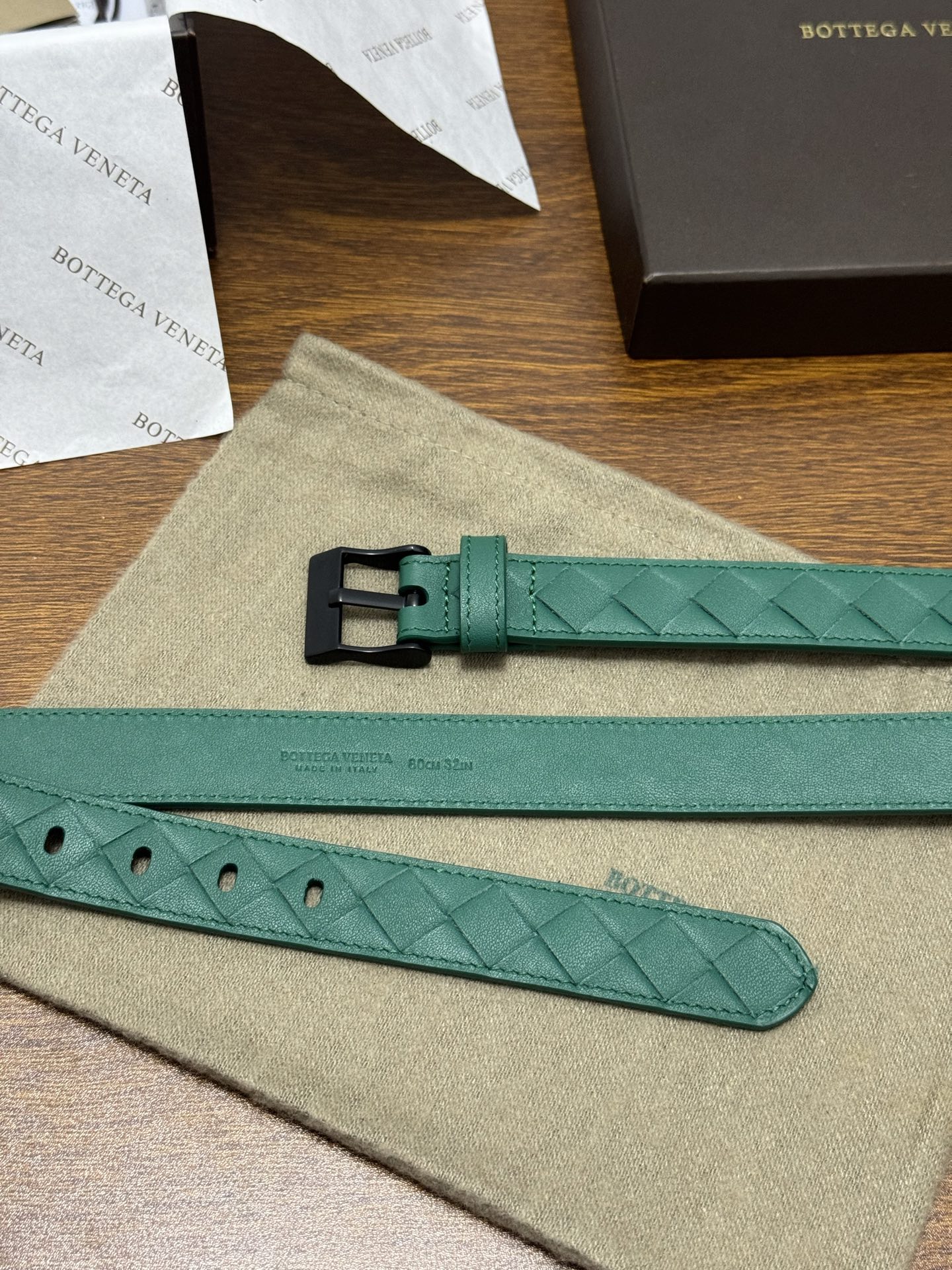 BOTTEGA VENETA 2.5cm 颜色：祖母绿Watch编织腰带手工编织新款牛皮经典之作每个细节