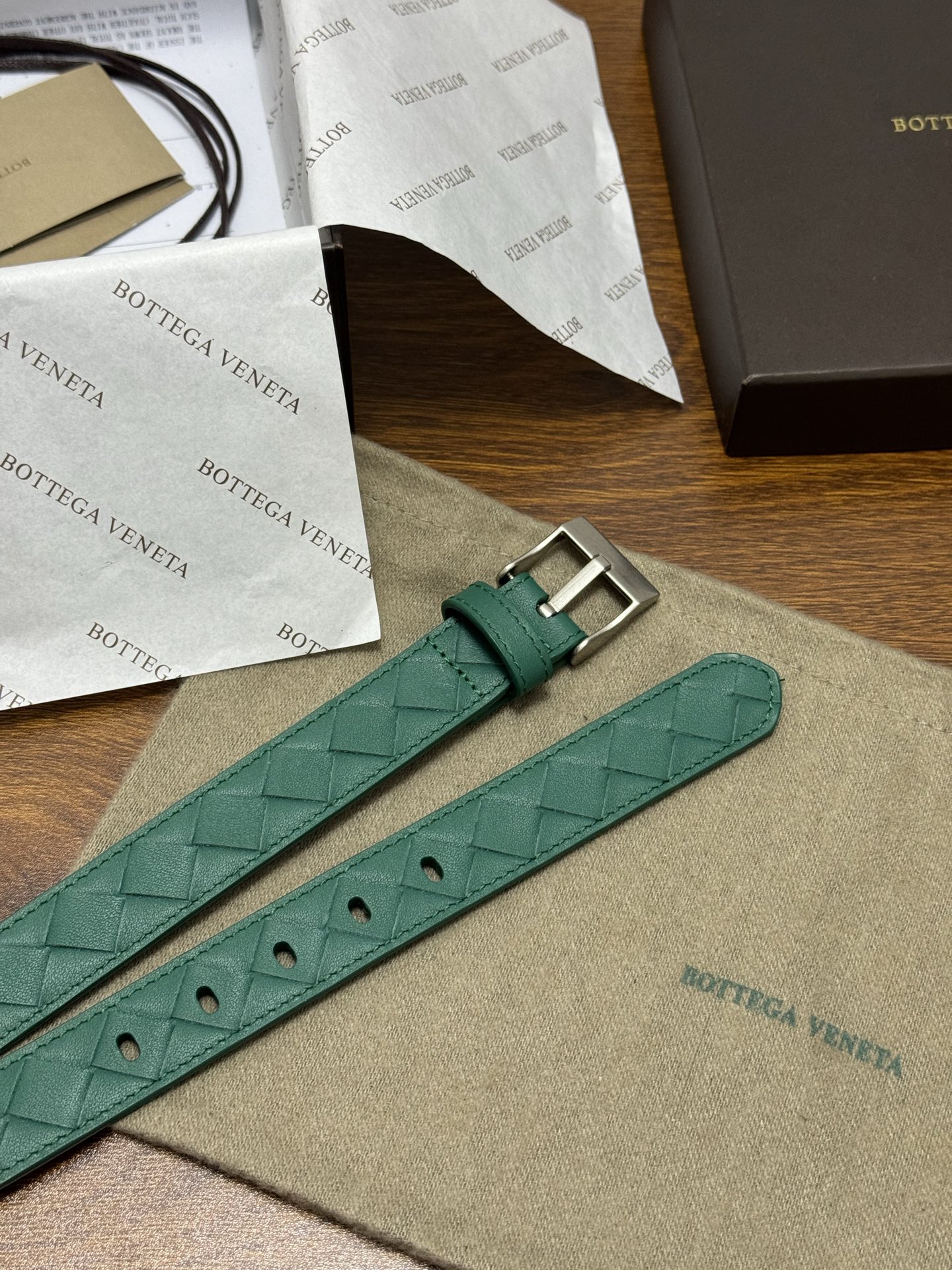 BOTTEGA VENETA 2.5cm 颜色：祖母绿Watch编织腰带手工编织新款牛皮经典之作每个细节